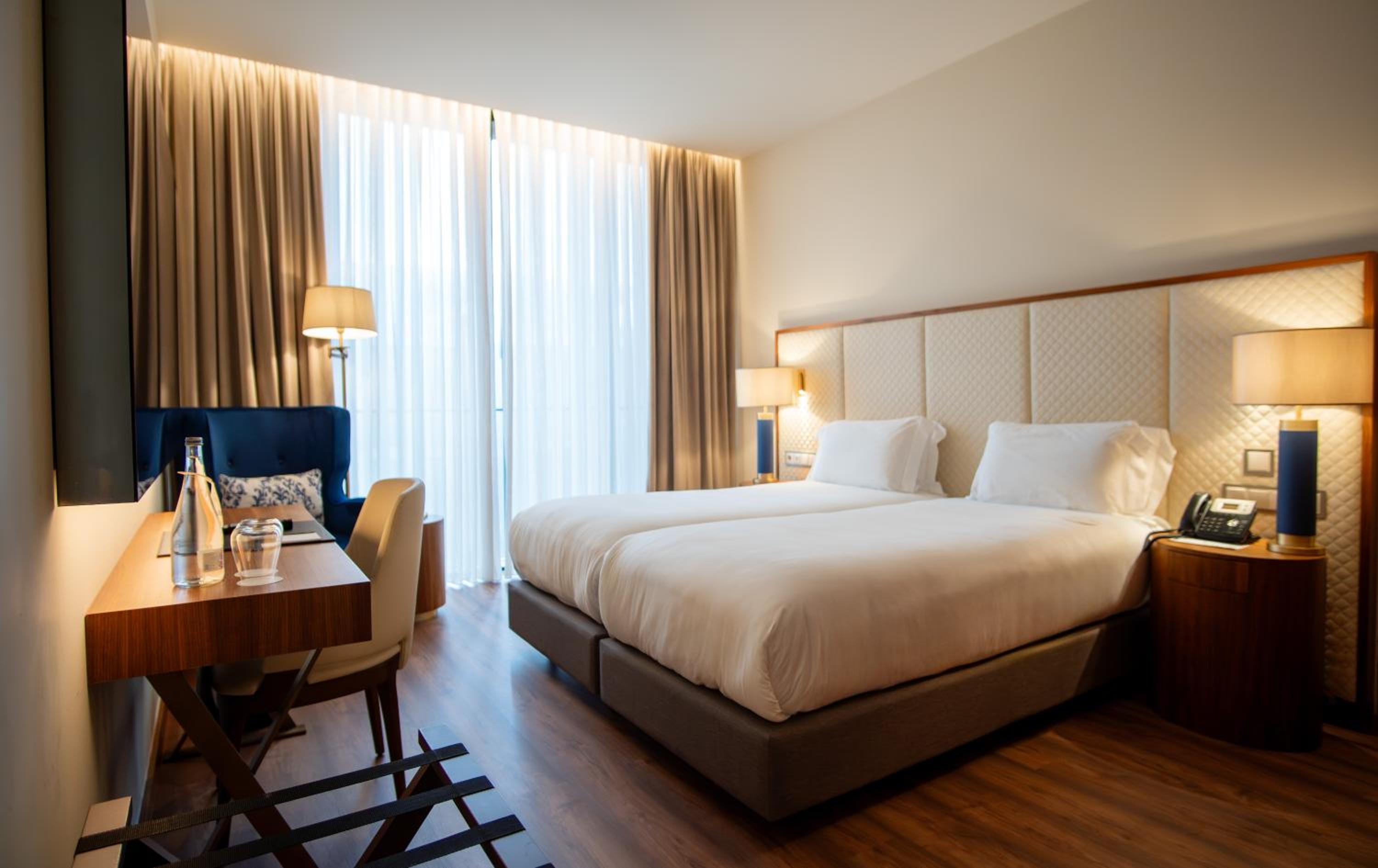Deluxe Twin Room with Balcony - Photo 4