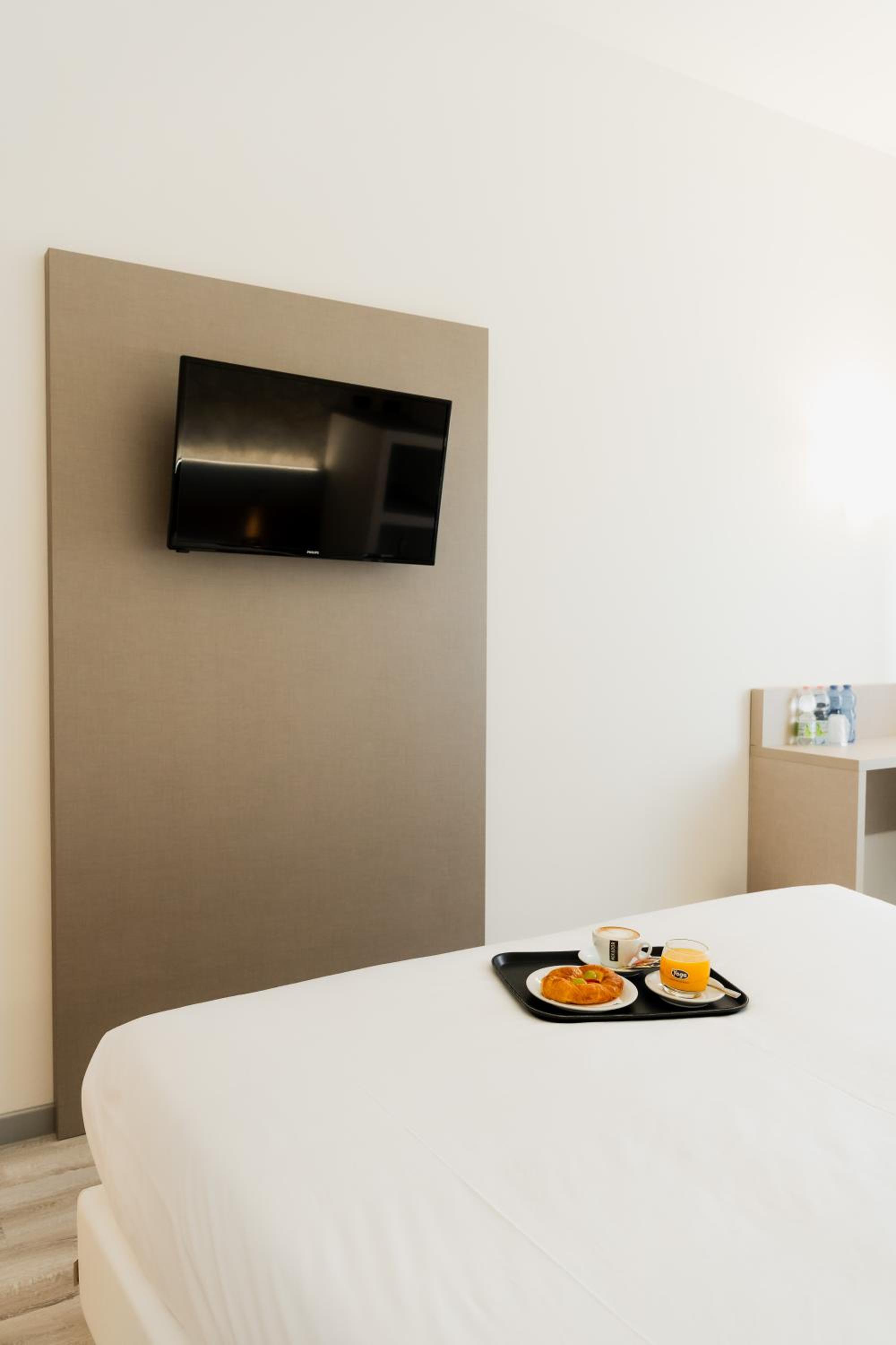 Business Twin Room - Photo 1