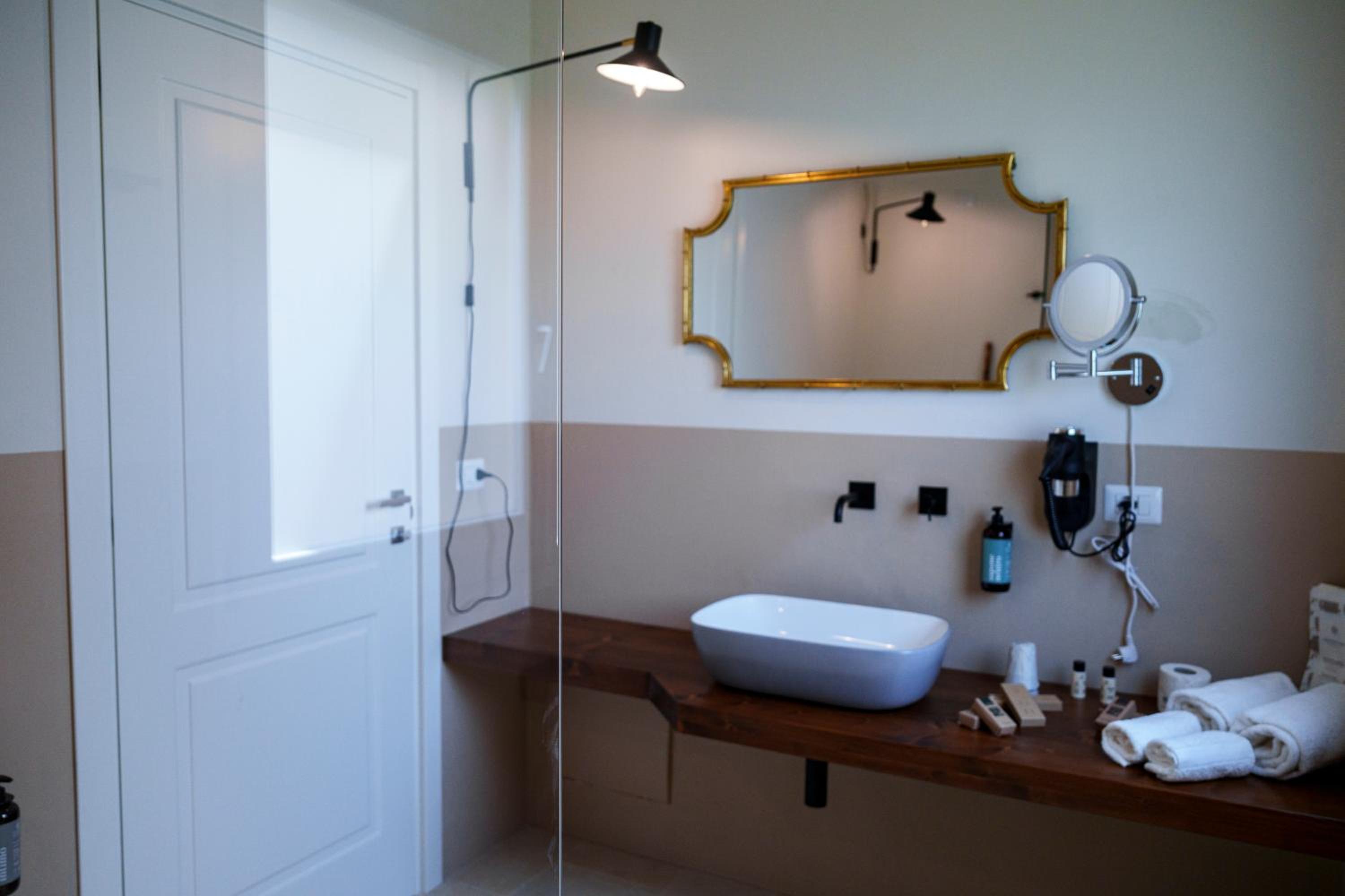 Executive Suite - Photo 14
