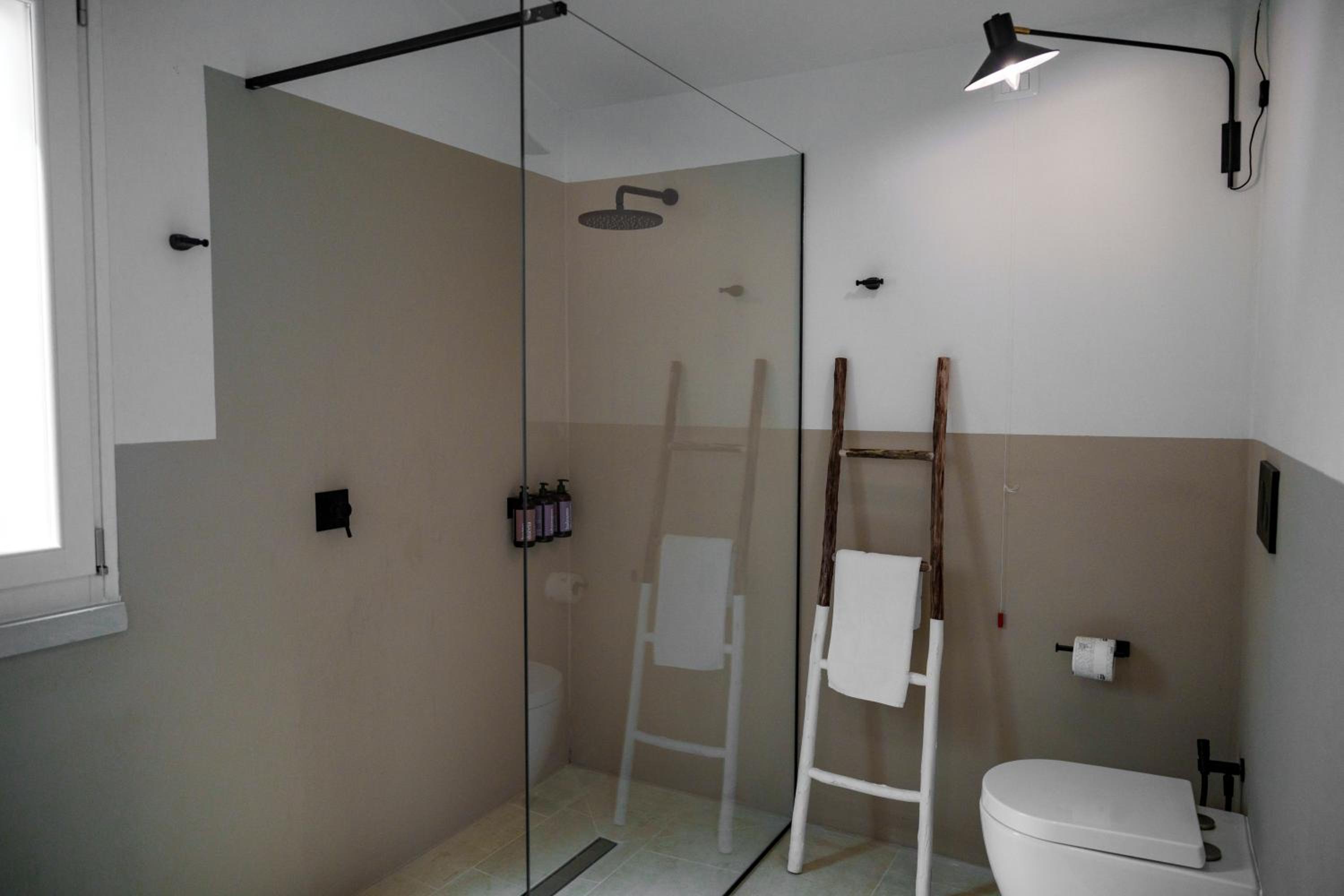 Executive Suite - Photo 8