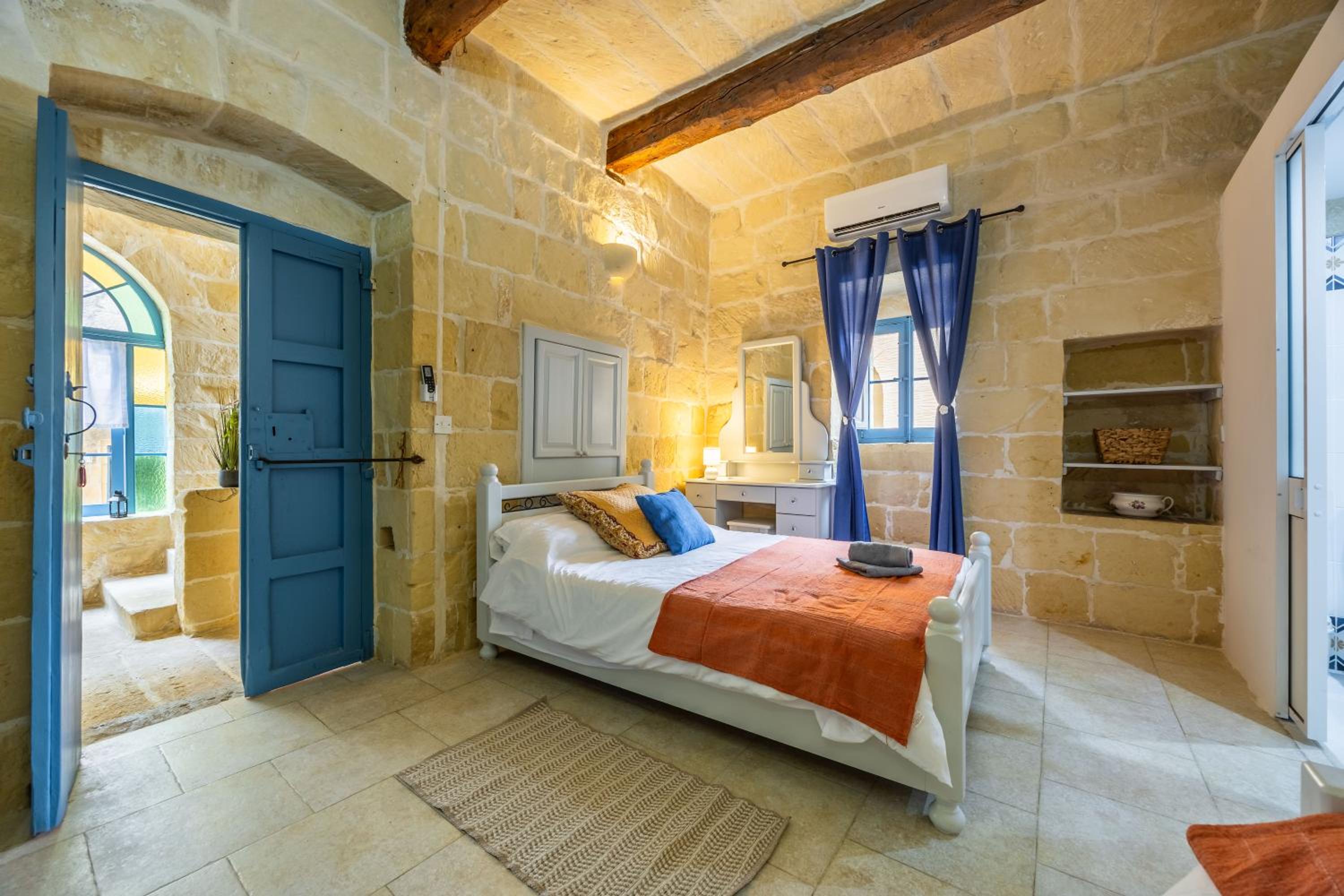 Triple Room with Private Bathroom photo 3