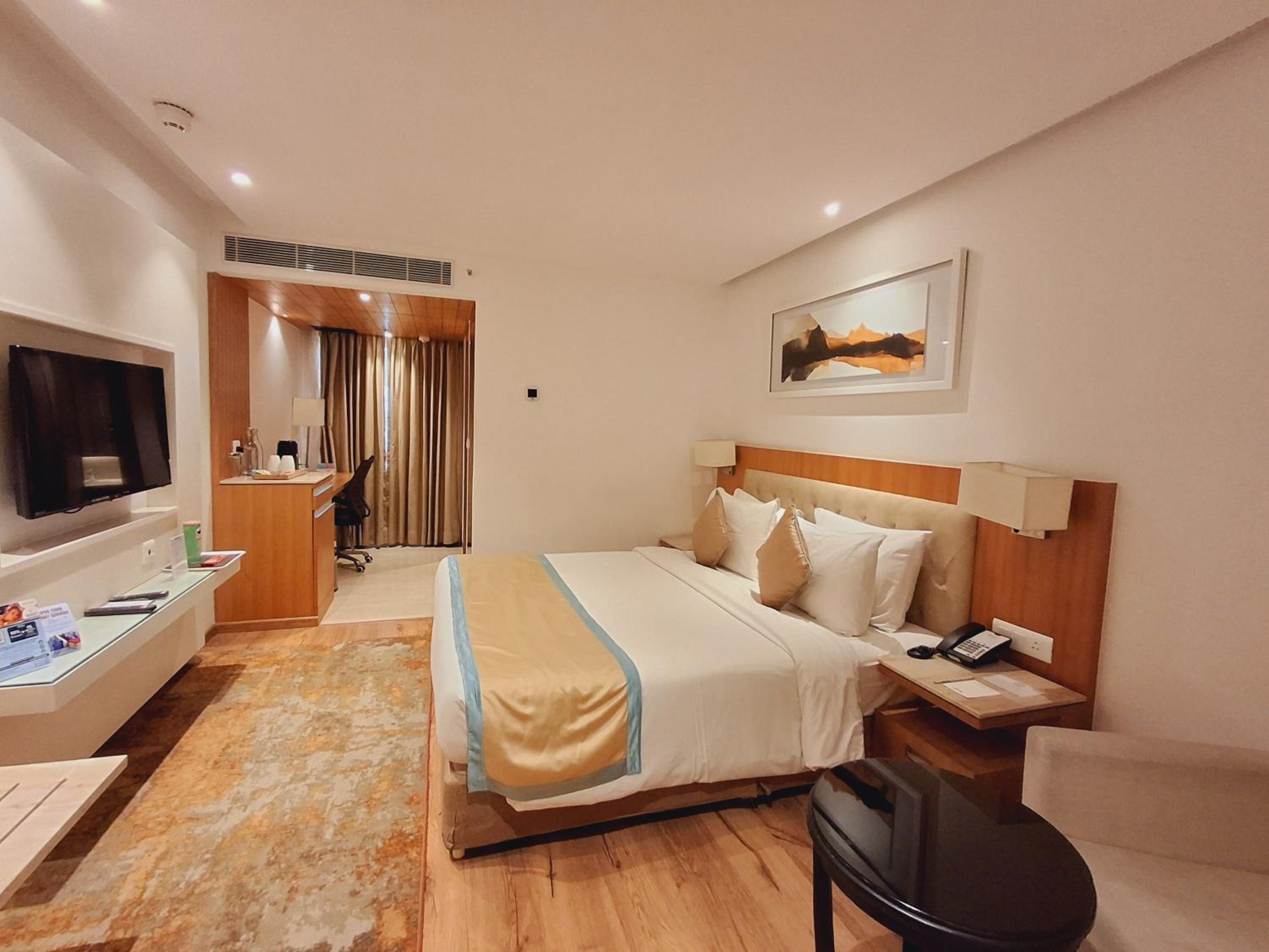 Superior King Room - Non-Smoking - Photo 5