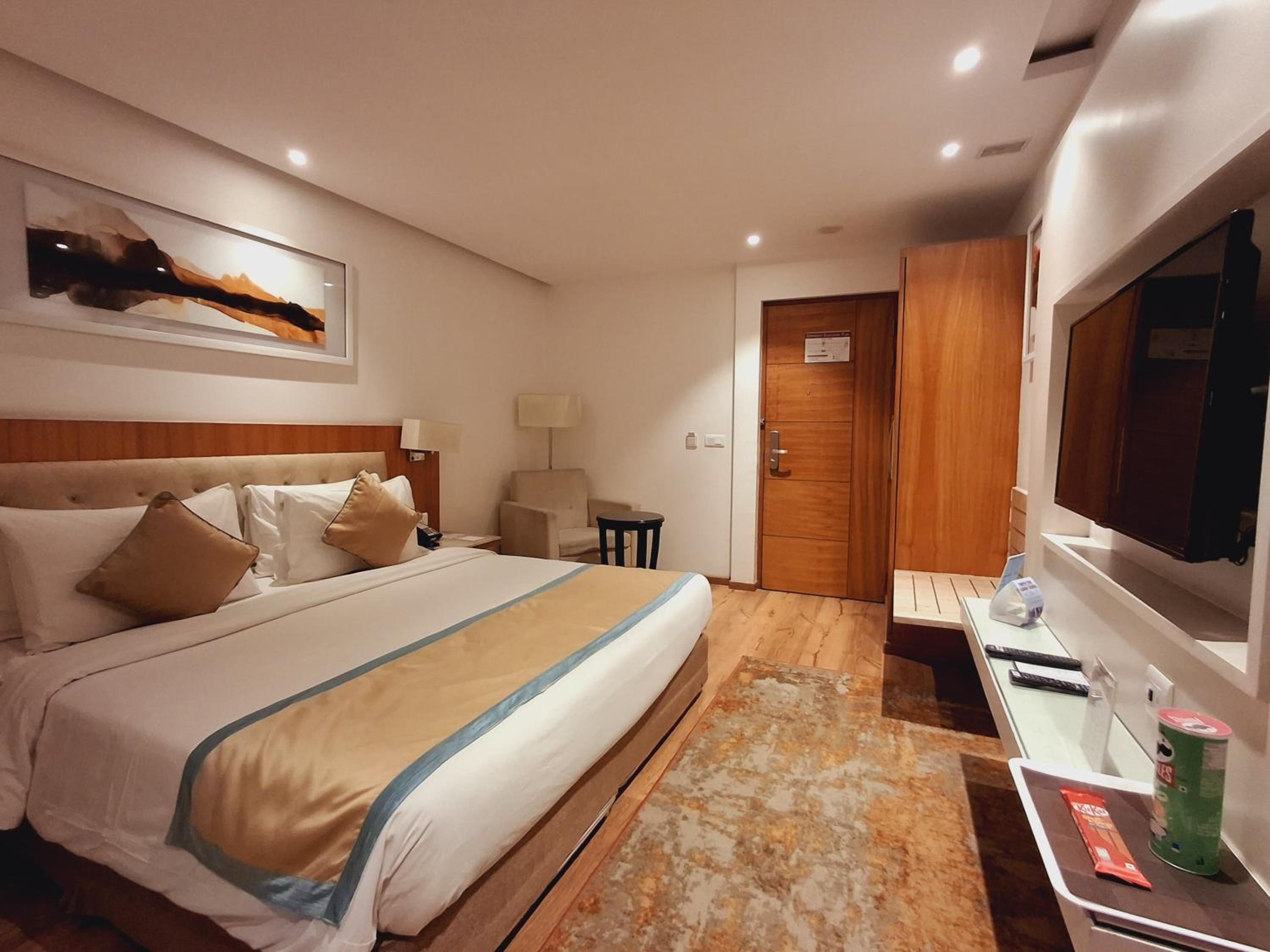 Superior King Room - Non-Smoking - Photo 6