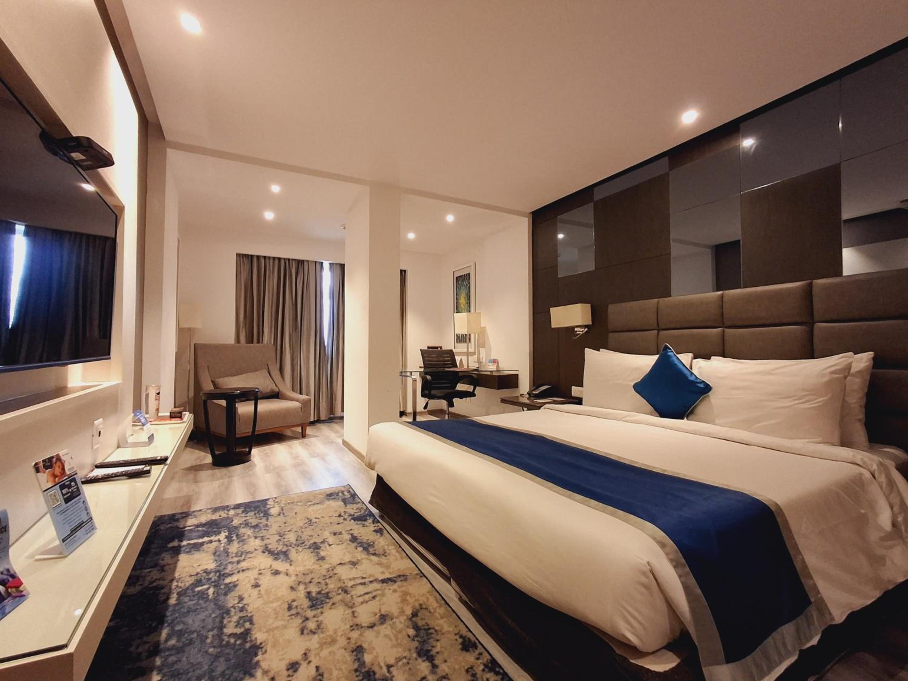 Superior King Room - Non-Smoking - Photo 3