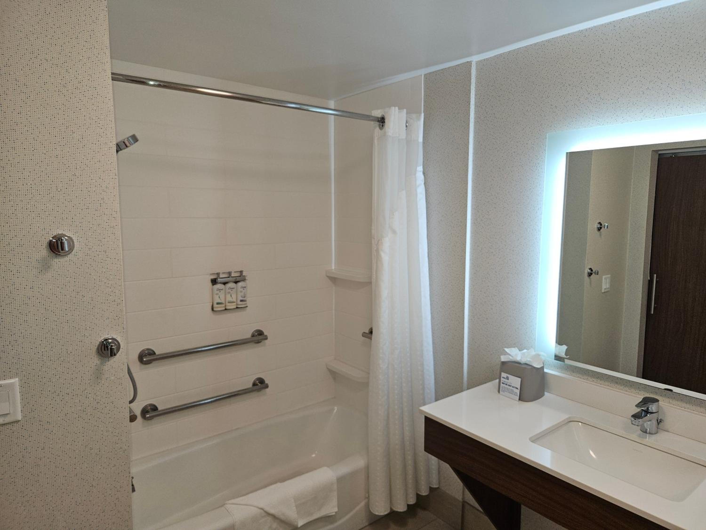 Standard Queen Room with Two Queen Beds and Mobility Accessible Tub - Photo 5