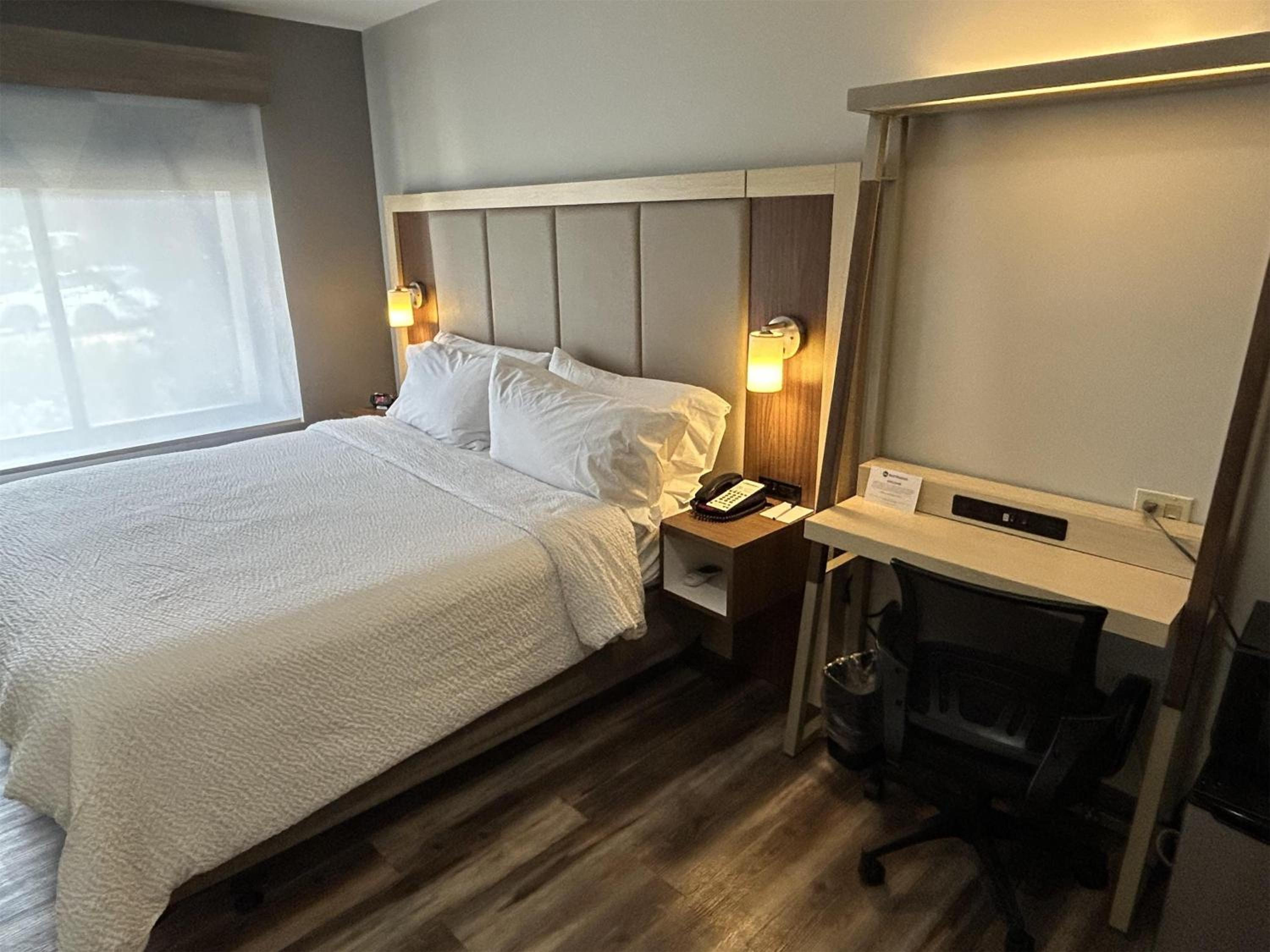King Room with Walk-In Shower - Disability Access/Non-Smoking