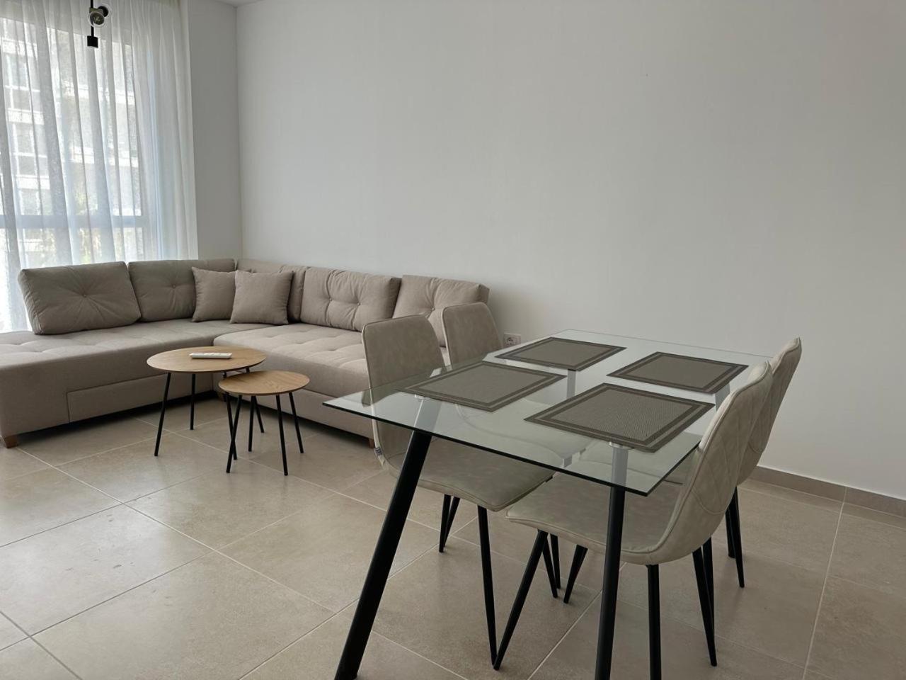 One-Bedroom Apartment with Balcony and Sea View photo 2
