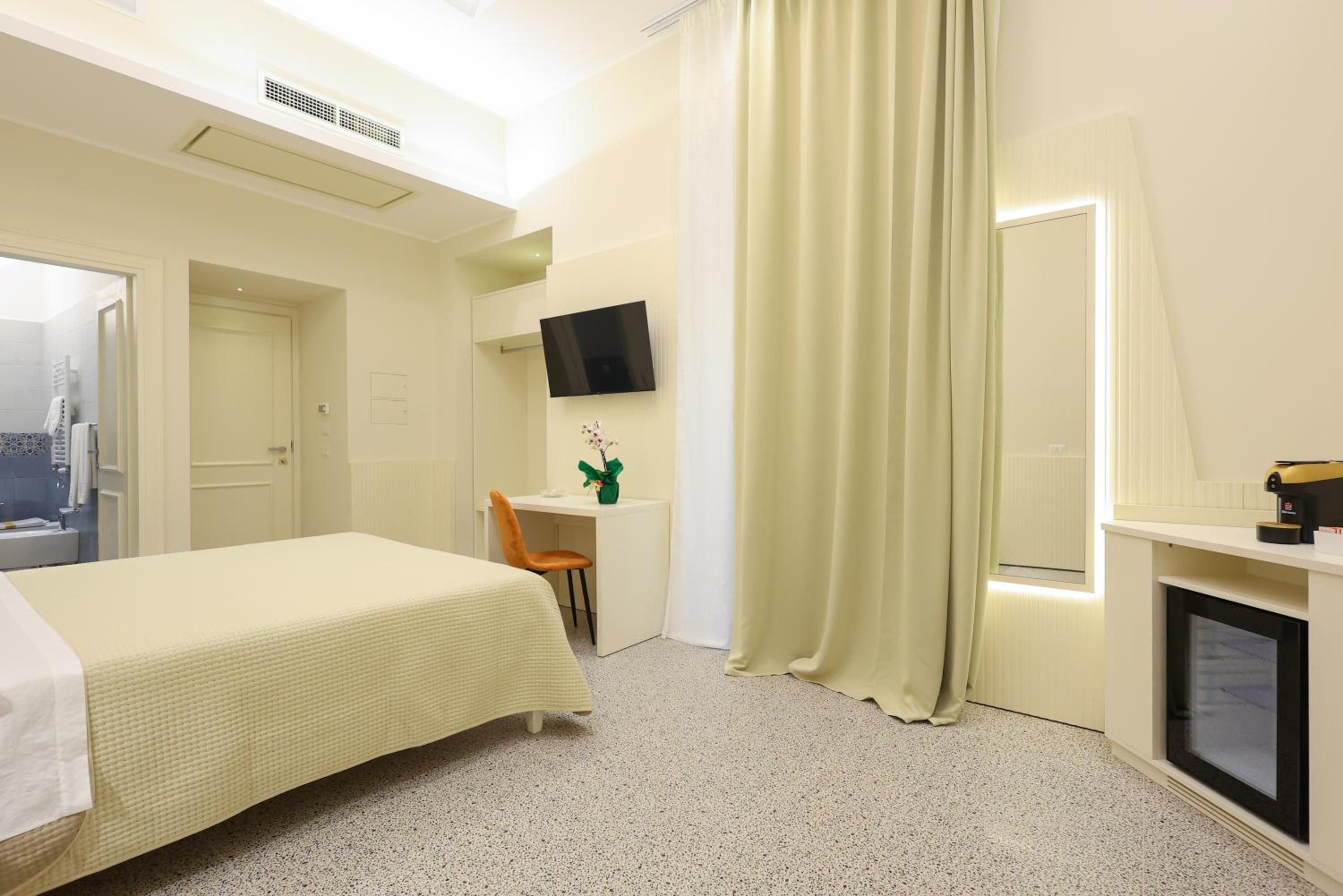 Deluxe King Room photo 3