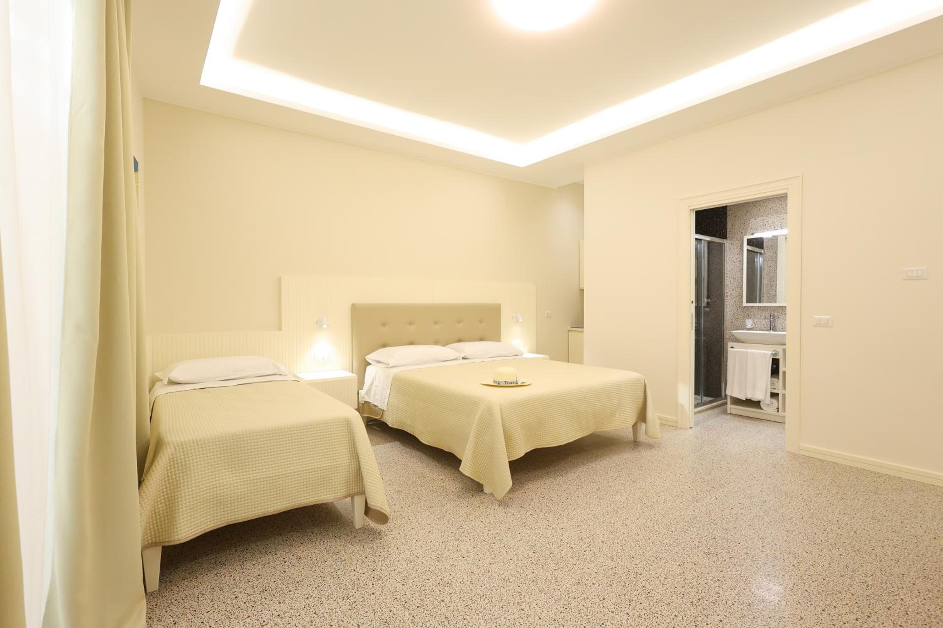 Deluxe Double Room with Balcony photo 2