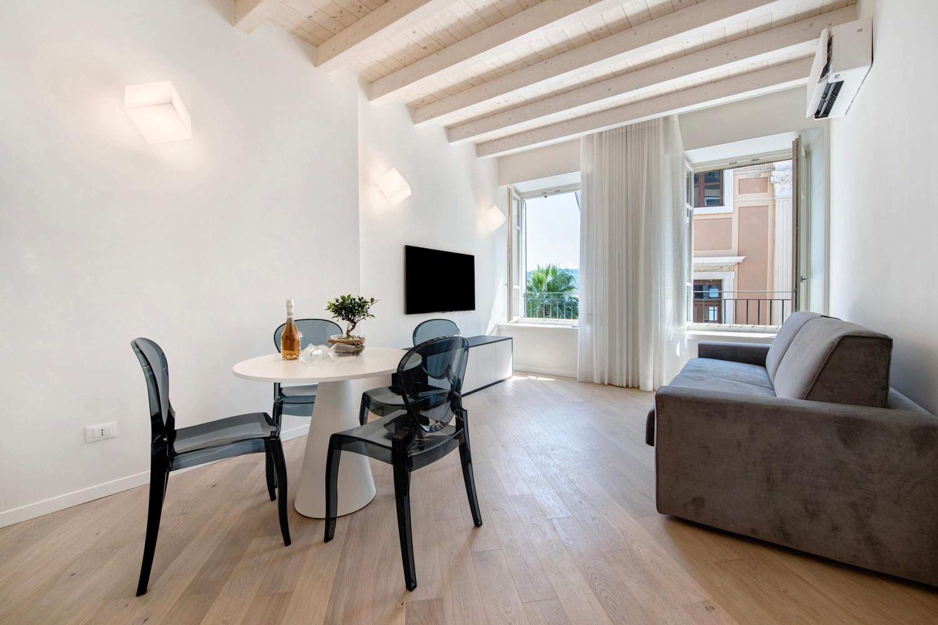 One-Bedroom Apartment with Lake View photo 1