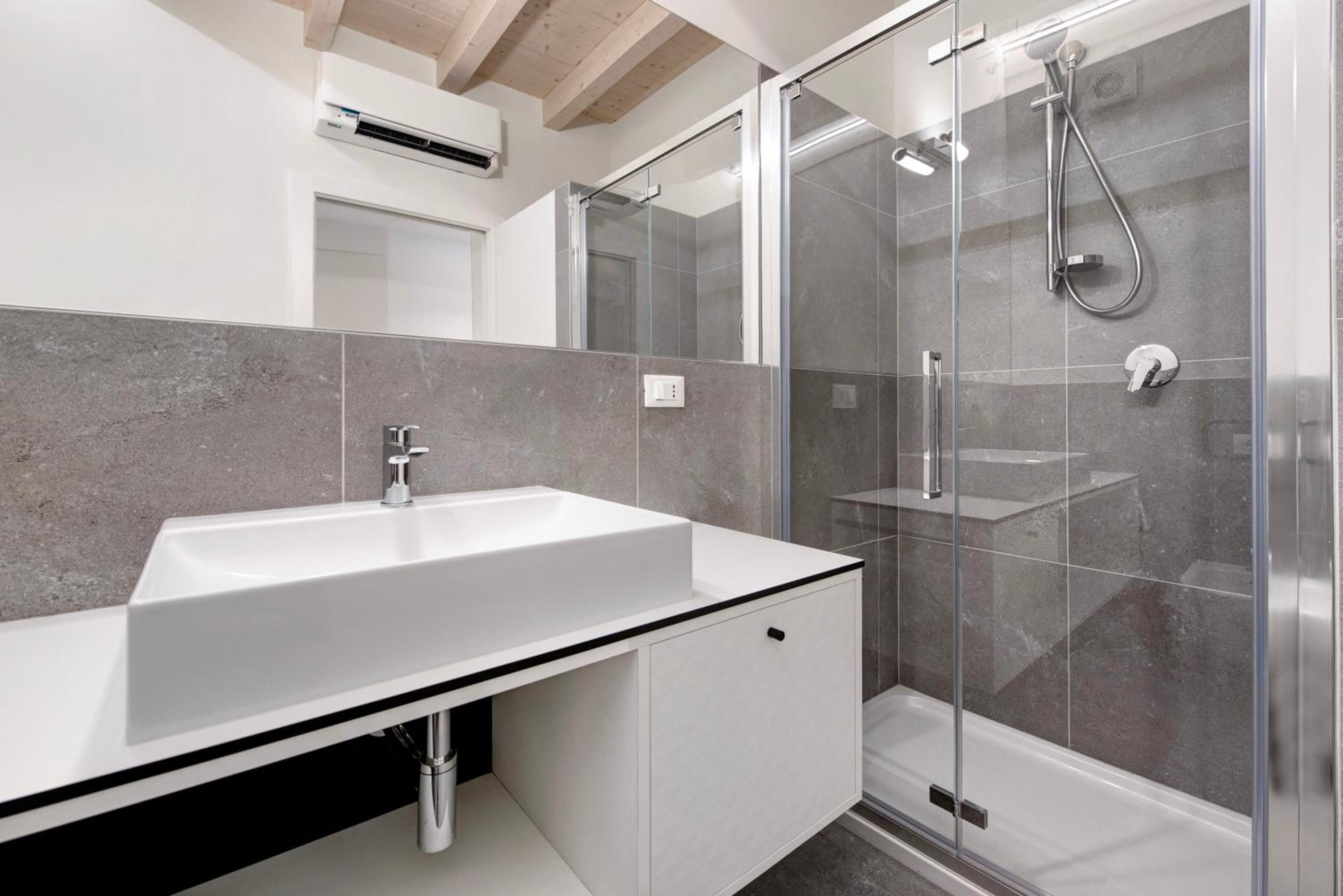 One-Bedroom Apartment with Lake View photo 2
