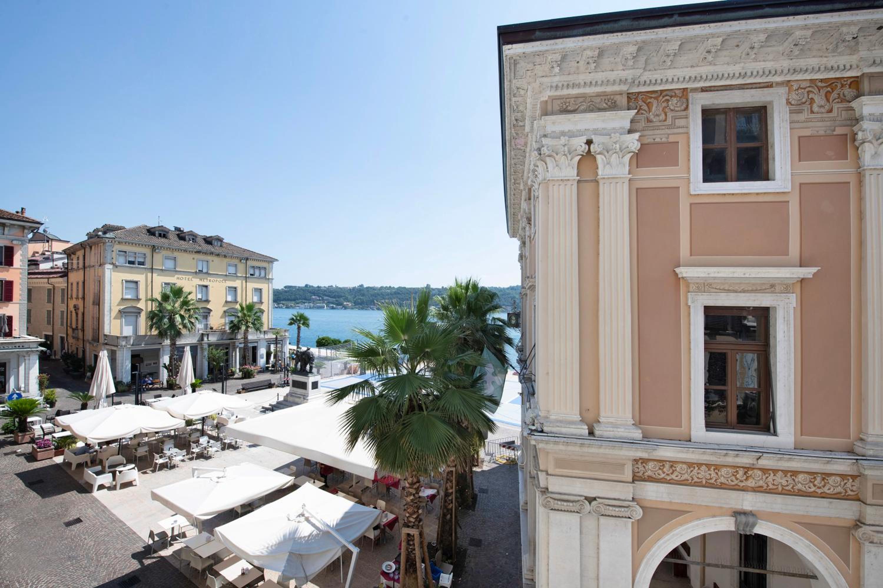 One-Bedroom Apartment with Lake View photo 3