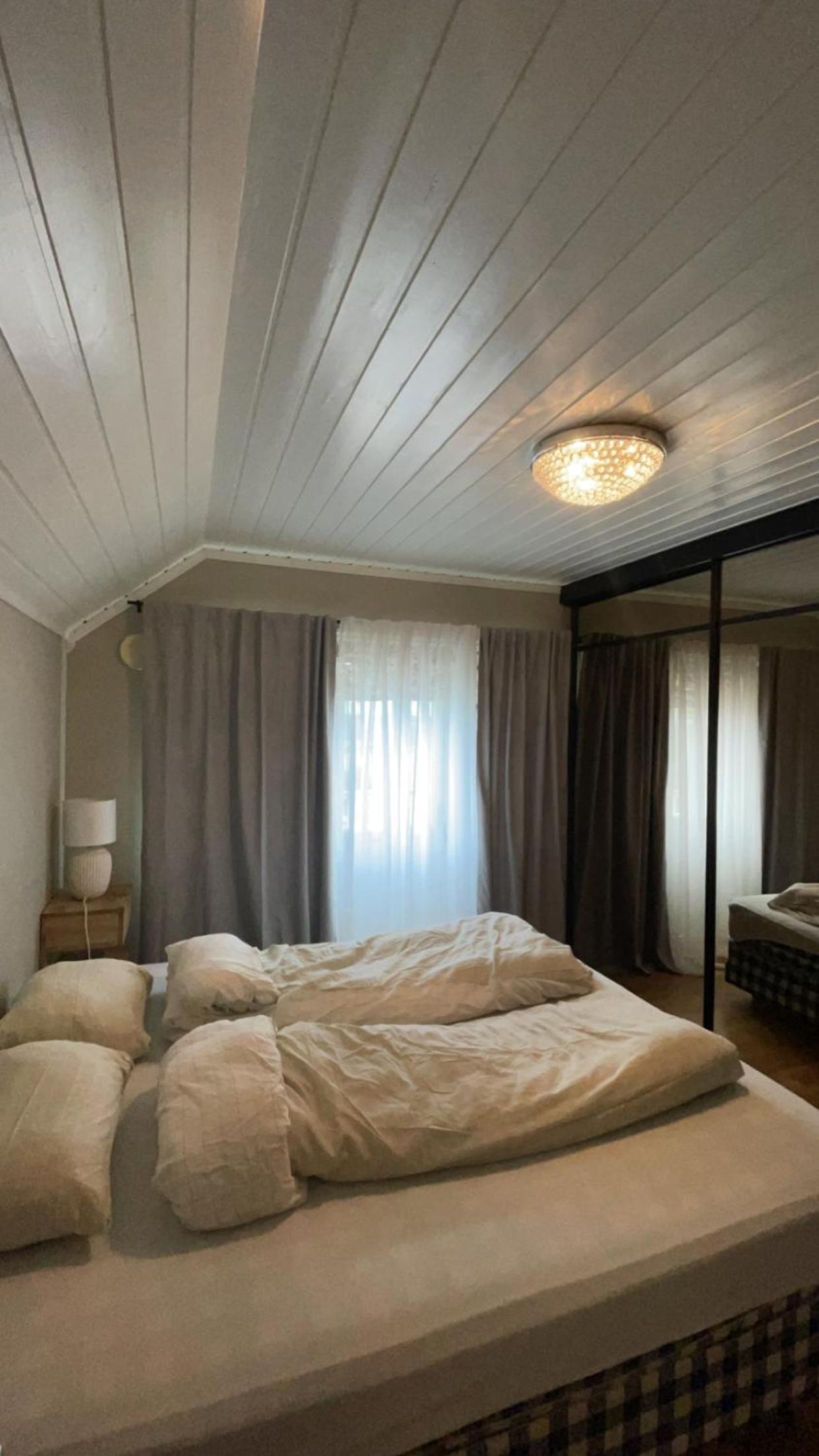 Five-Bedroom House photo 3