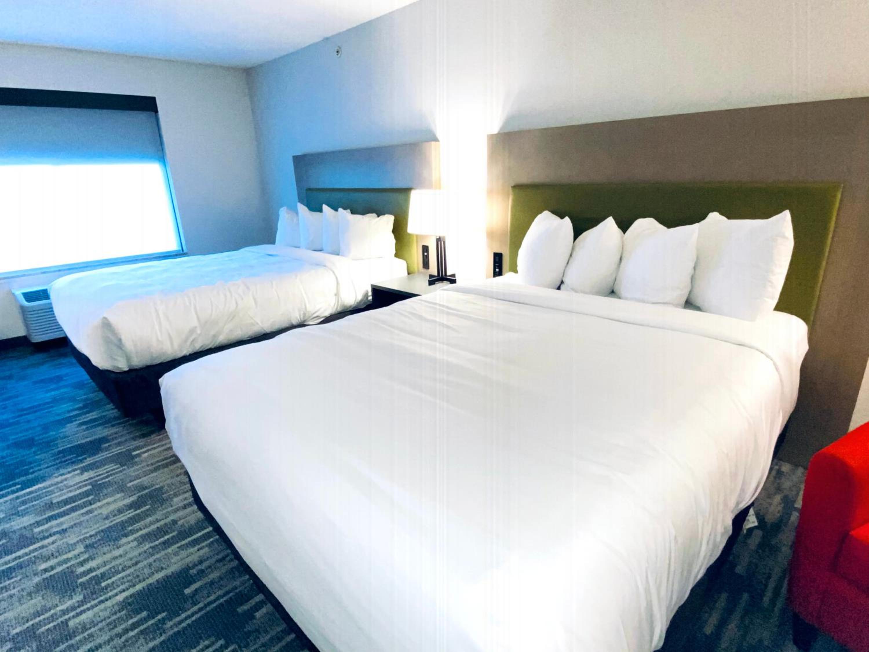 Queen Room with Two Queen Beds - Non-Smoking - Photo 3