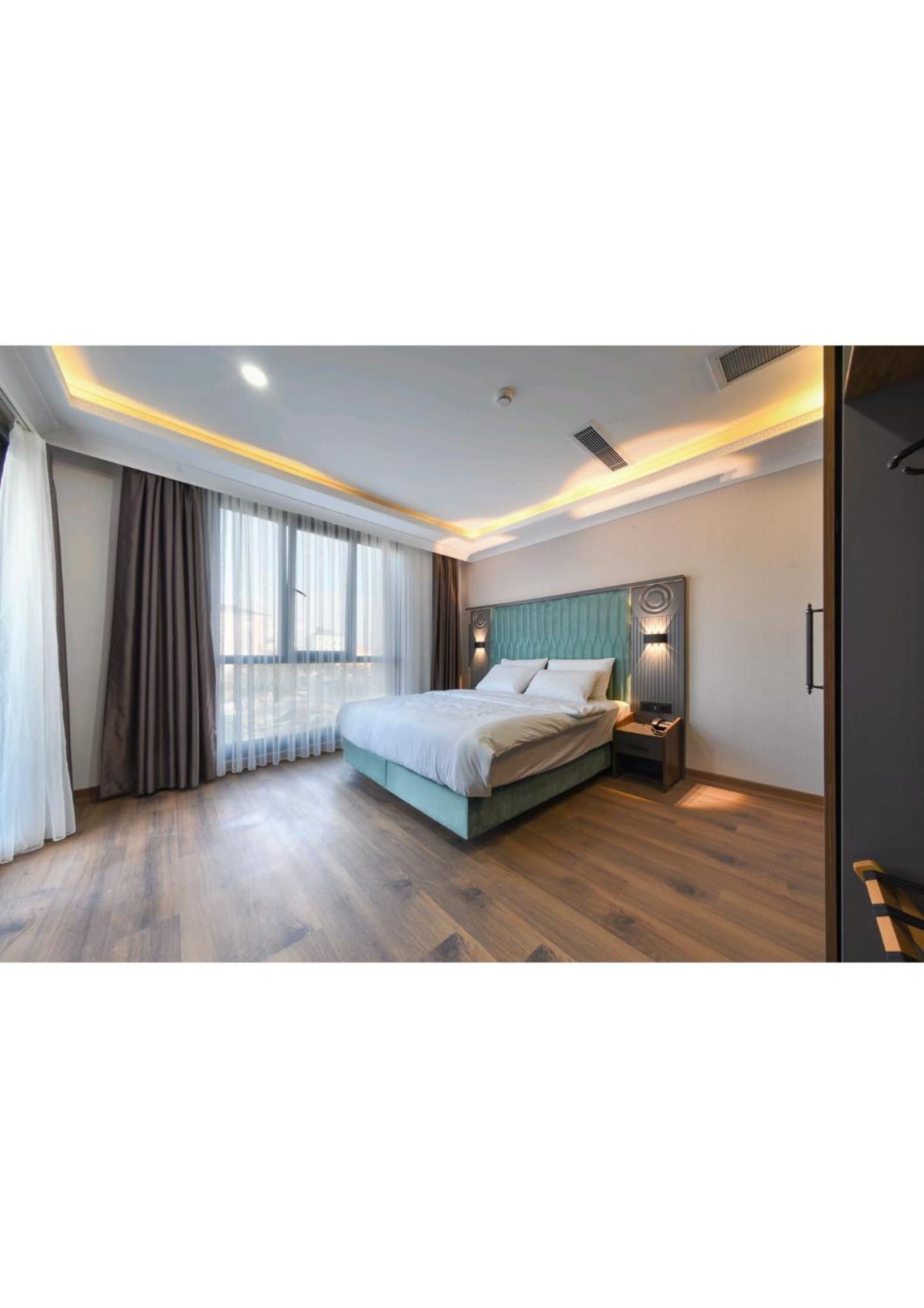 Deluxe Double Room with Balcony - Photo 11