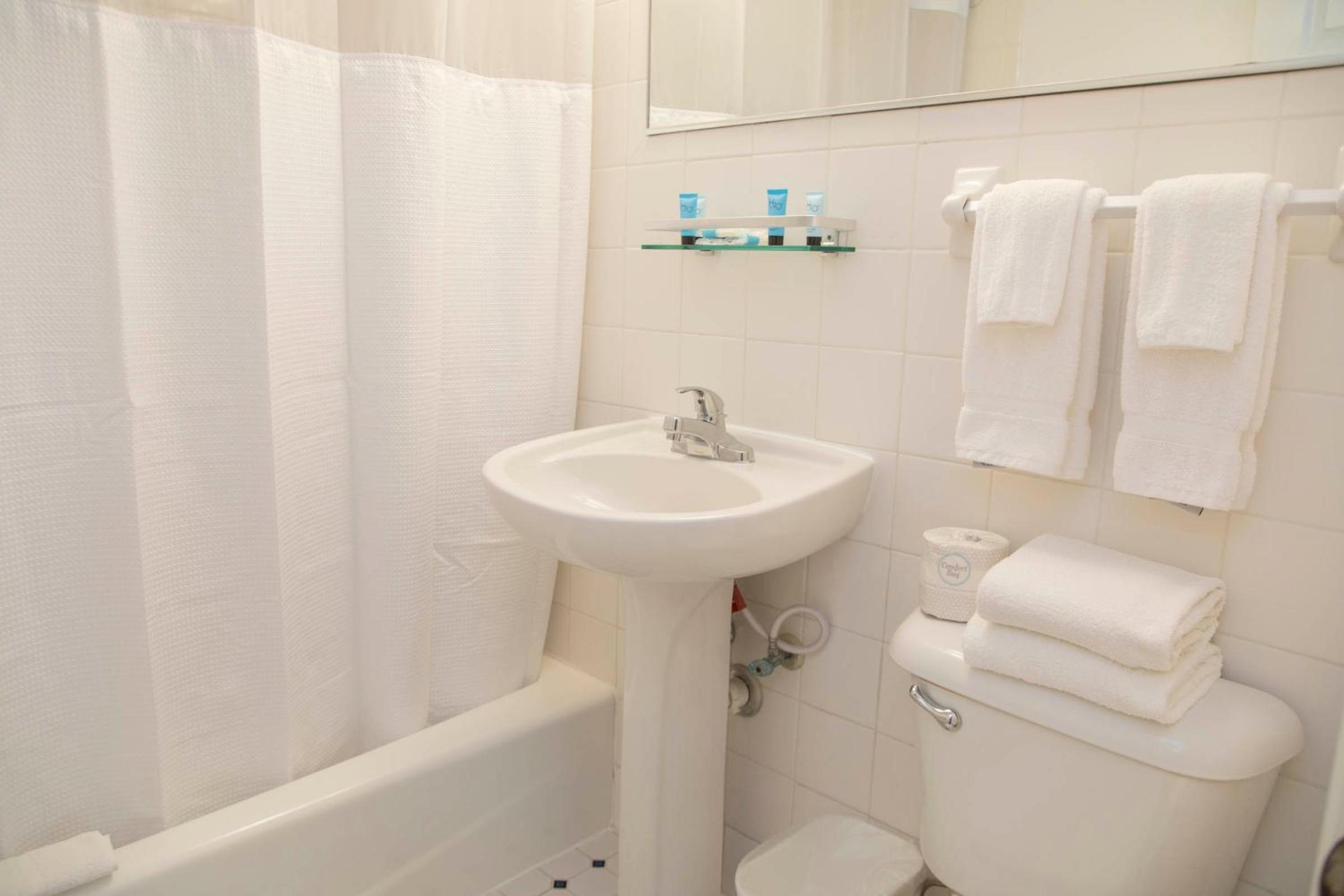 Standard Double Hotel Room with Two Double Beds - Free Parking - Photo 10