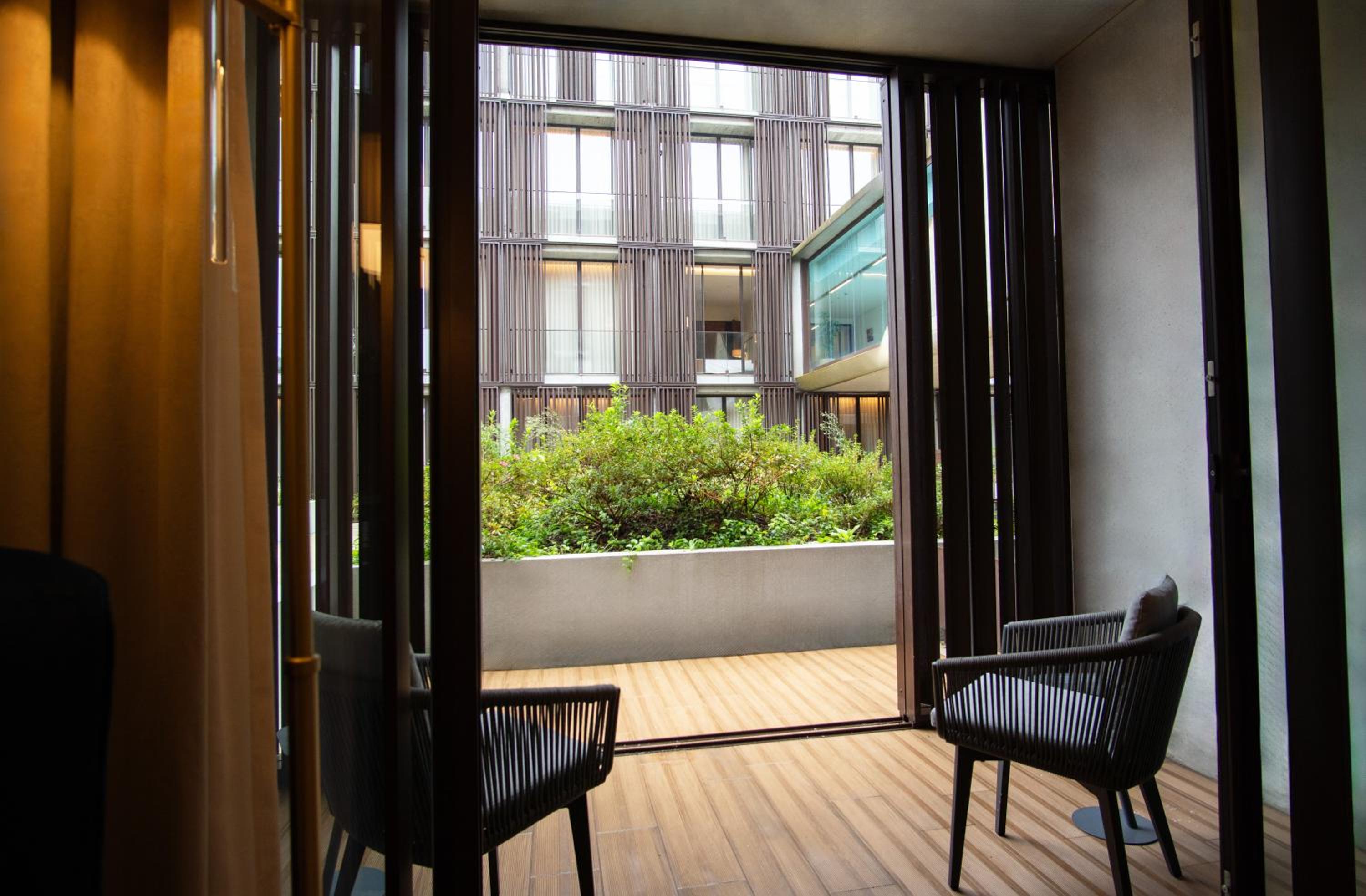Premium King Room with Balcony - Photo 4