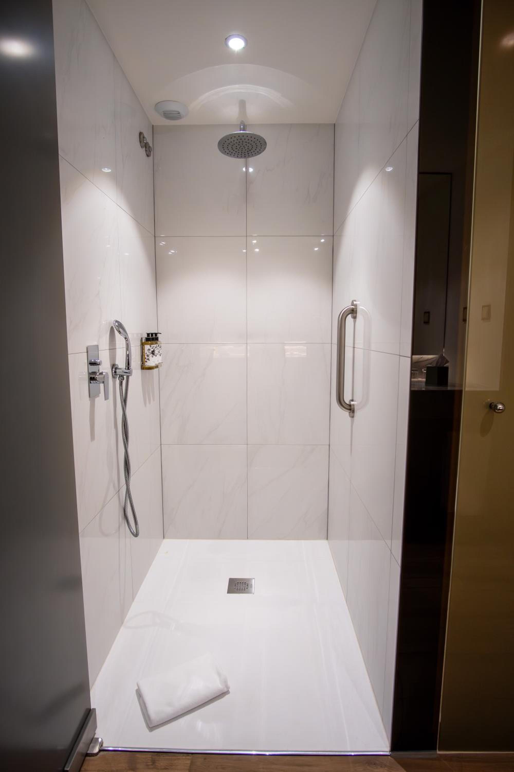Premium King Room with Balcony - Photo 11