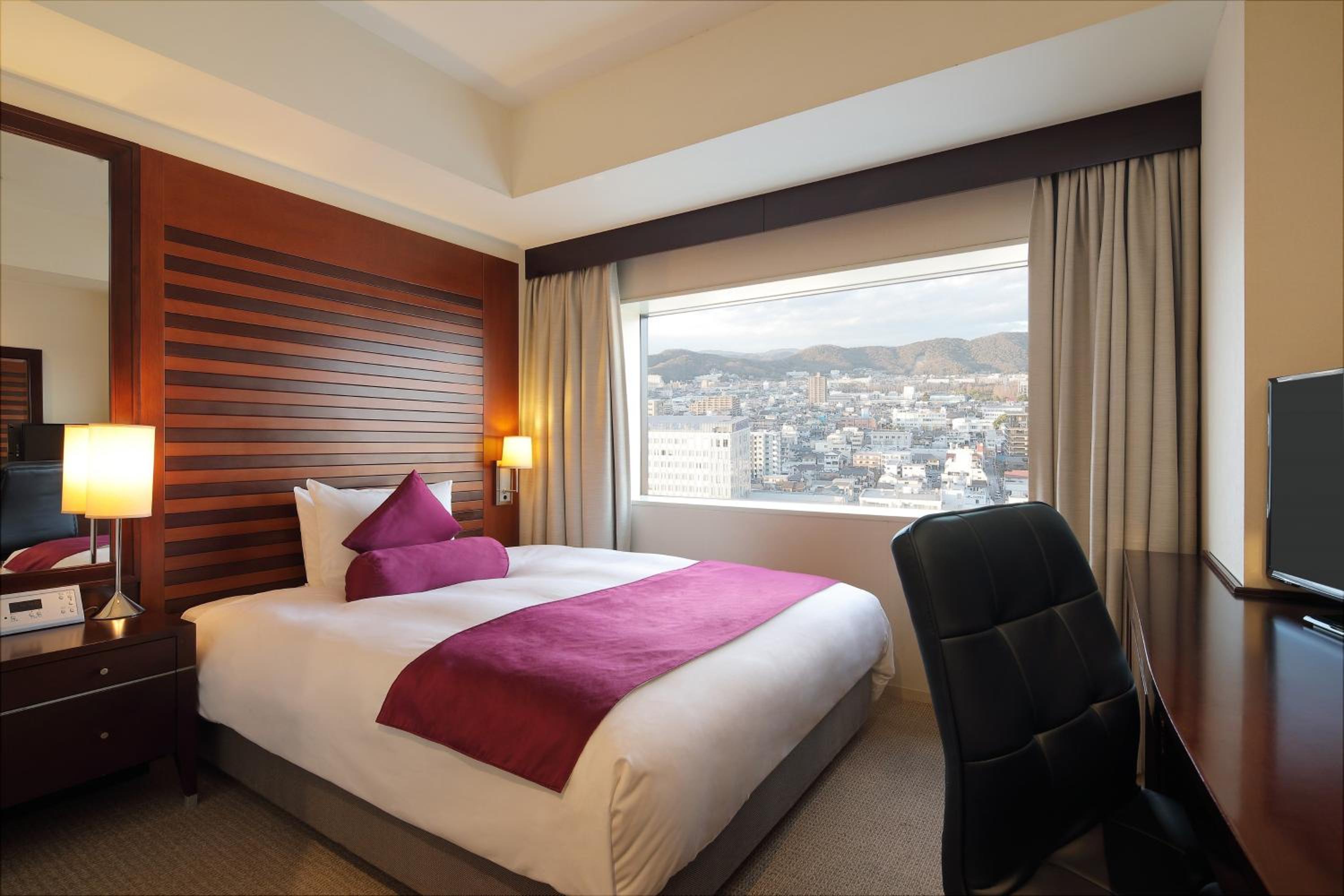 Standard Queen Room with Lounge Access - Photo 2