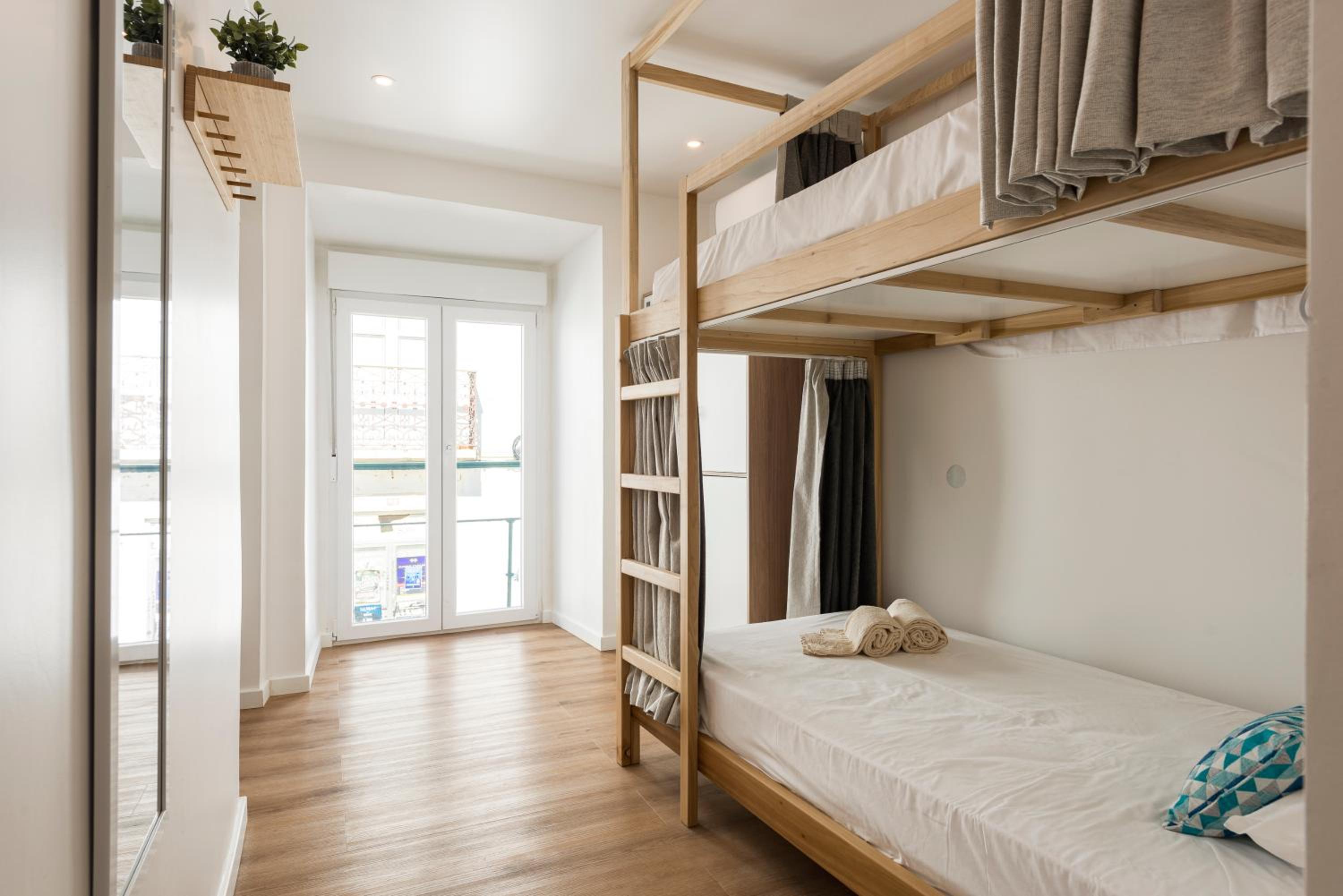 Bed in 6-Bed Female Dormitory Room photo 3