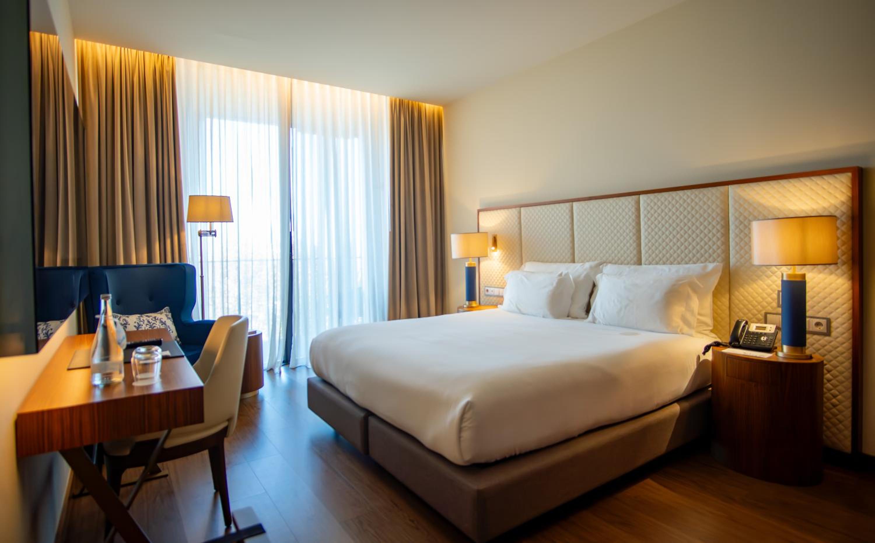 Superior King Room with Balcony - Photo 4