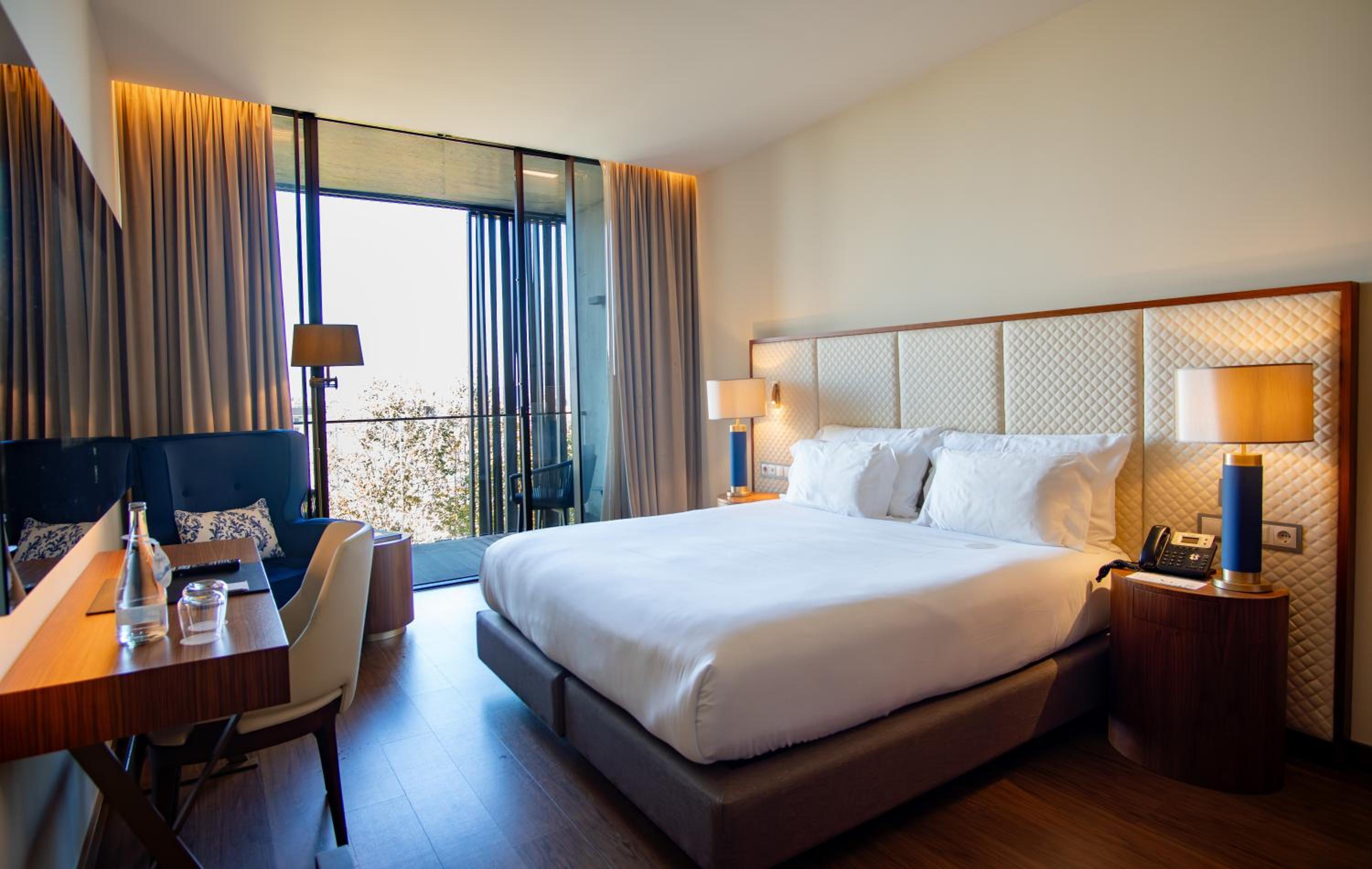 Superior King Room with Balcony - Photo 6