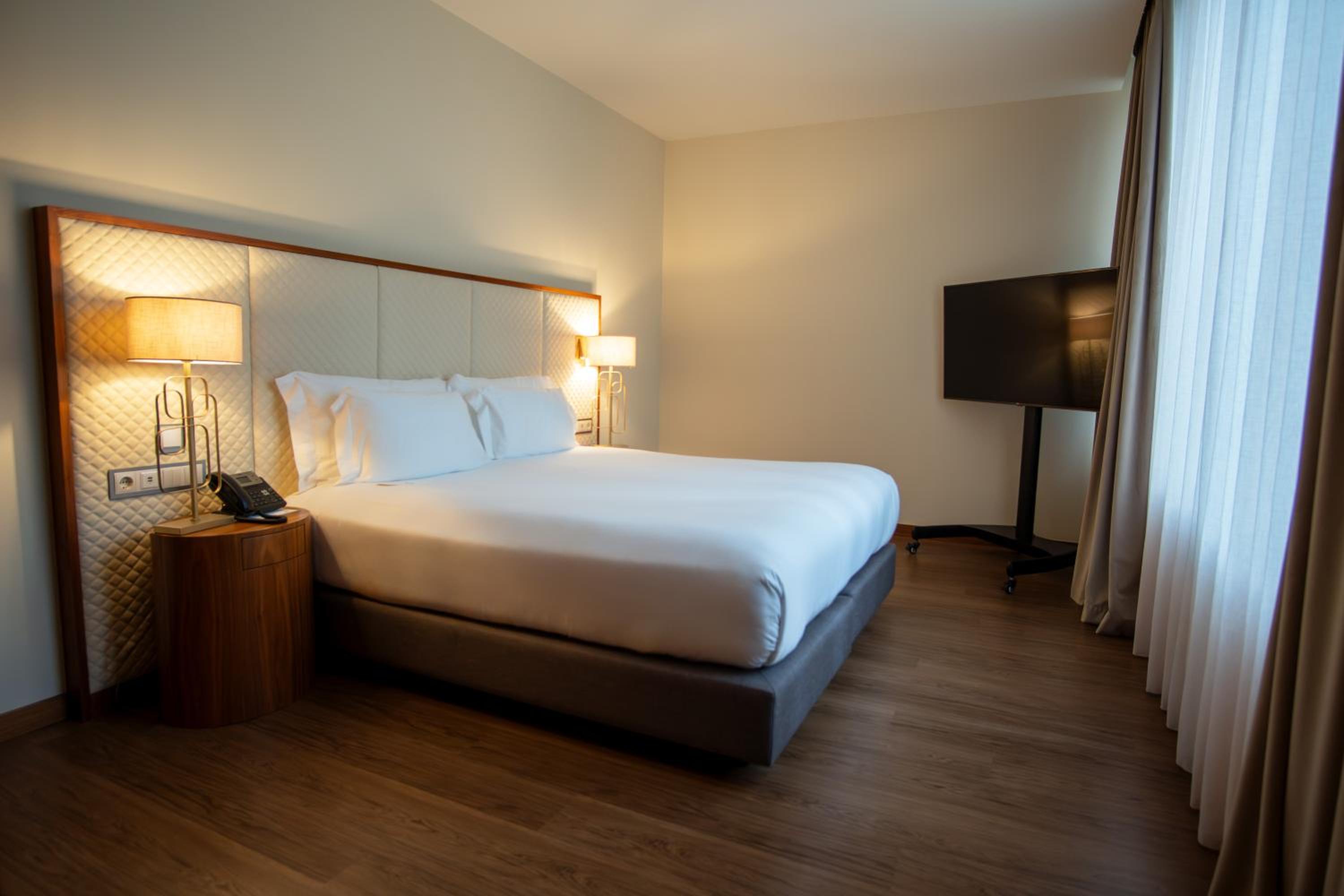 Deluxe King Room - Mobility Accessible - Photo 4