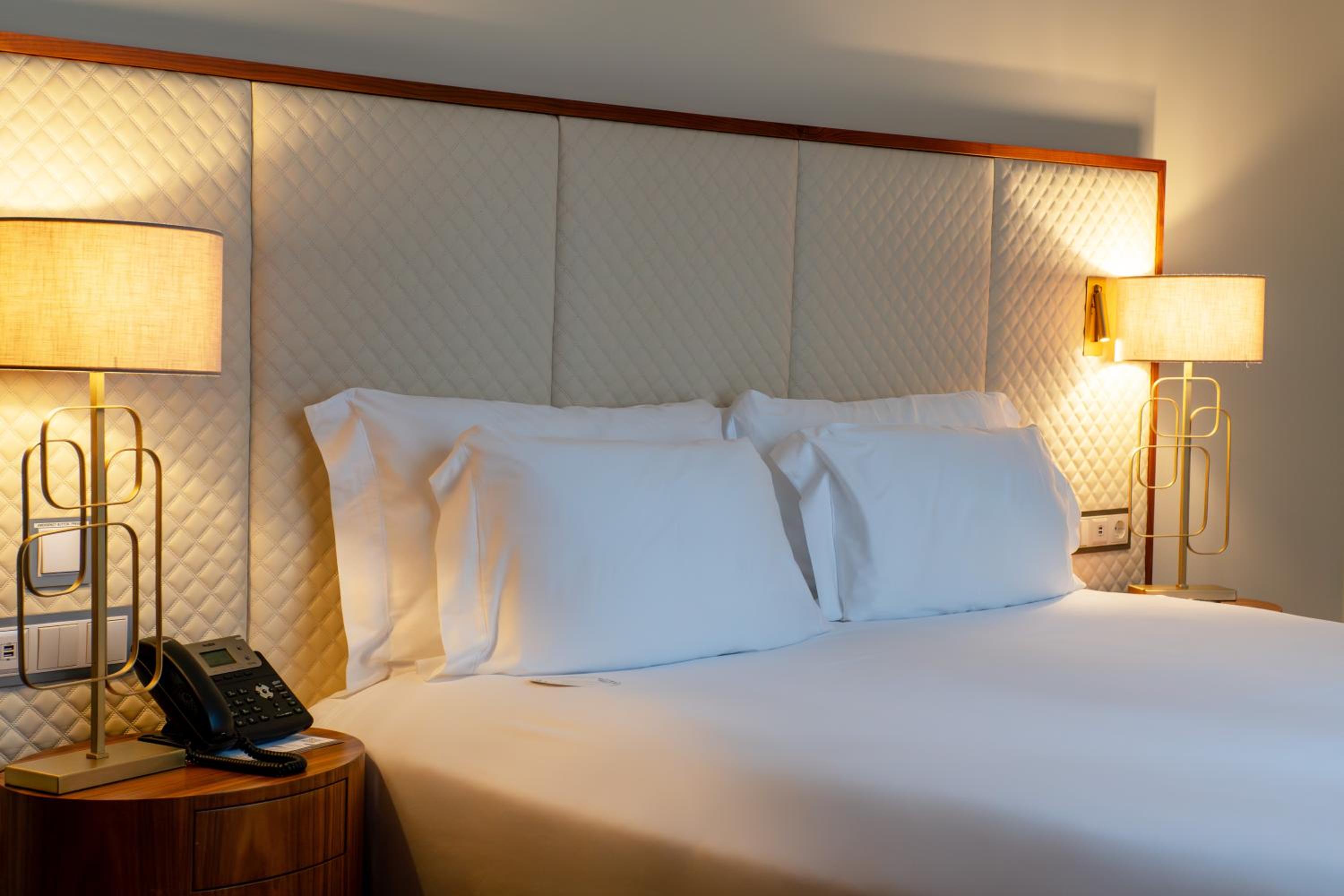 Deluxe King Room - Mobility Accessible - Photo 5