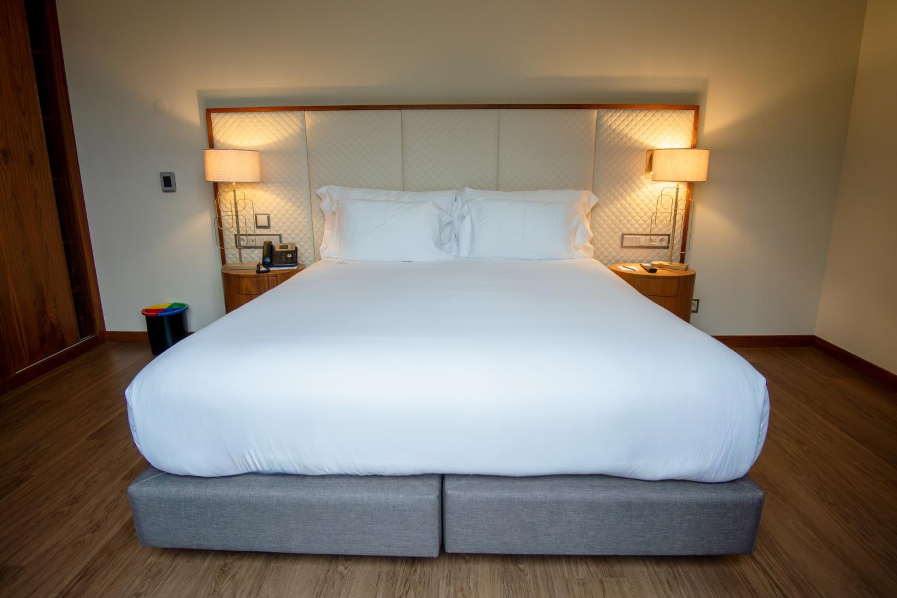 Deluxe King Room - Mobility Accessible - Photo 6