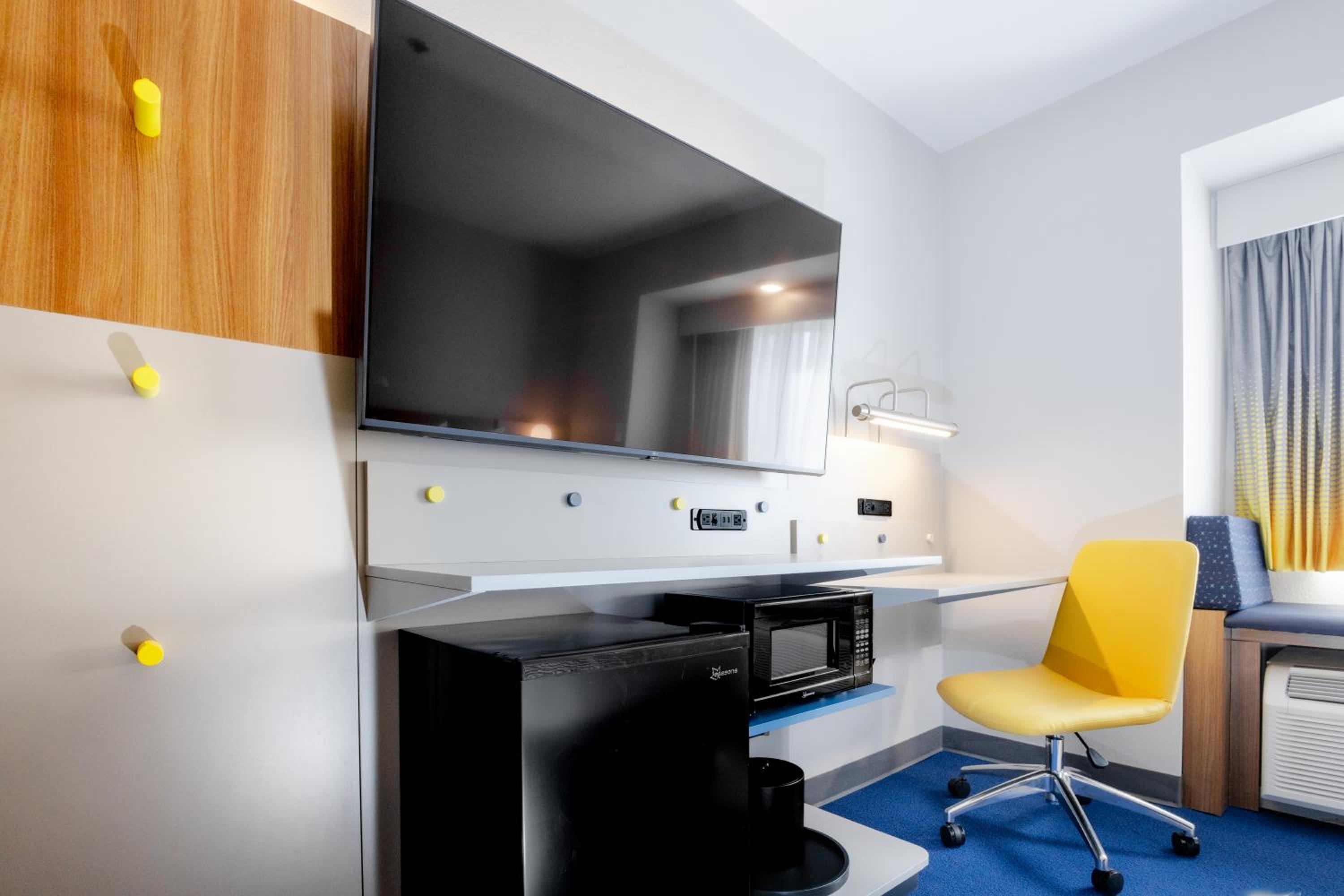 King Suite with Roll-In Shower - Mobility/Hearing Accessible/Non-Smoking photo 3