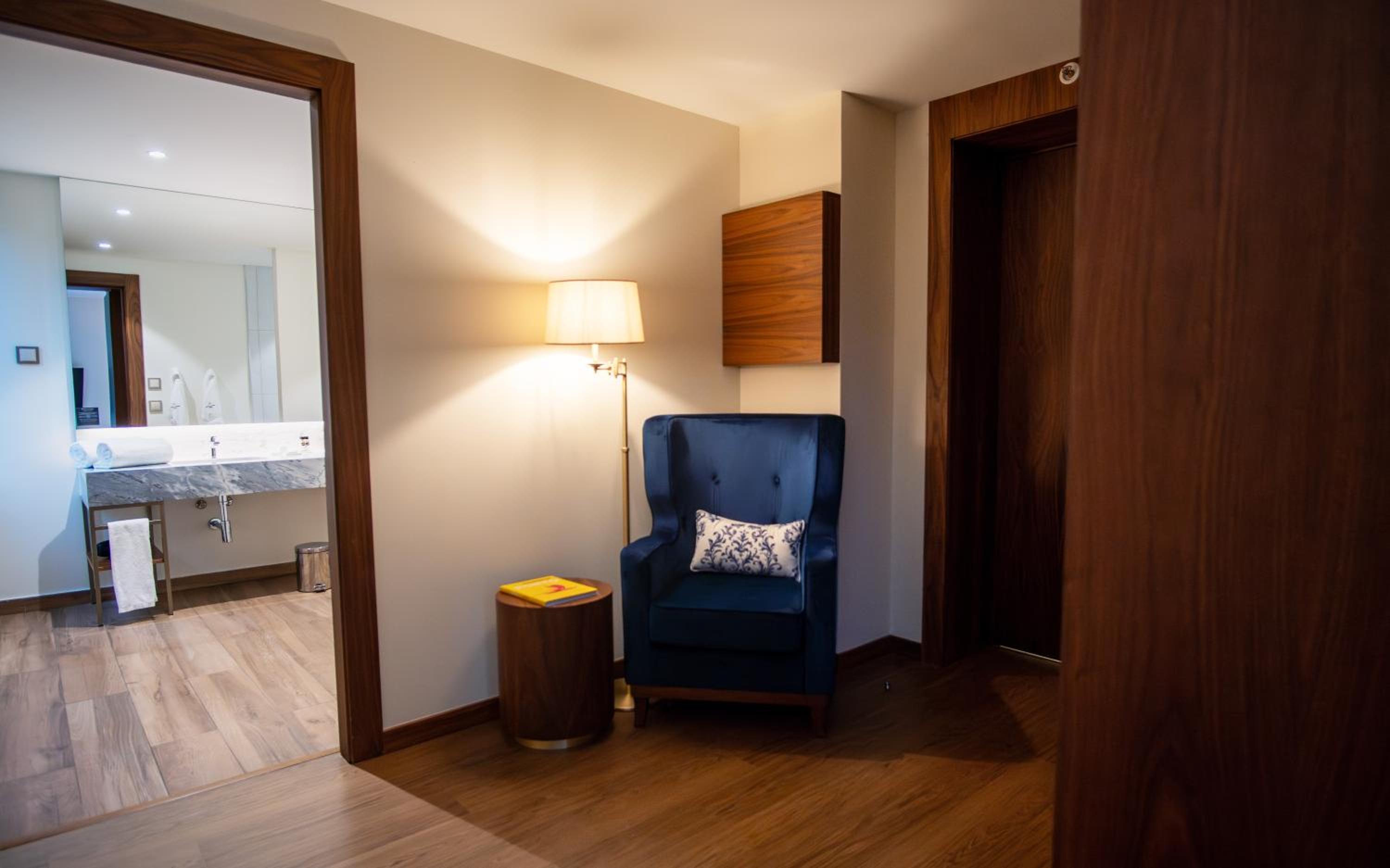 Deluxe King Room - Mobility Accessible - Photo 10