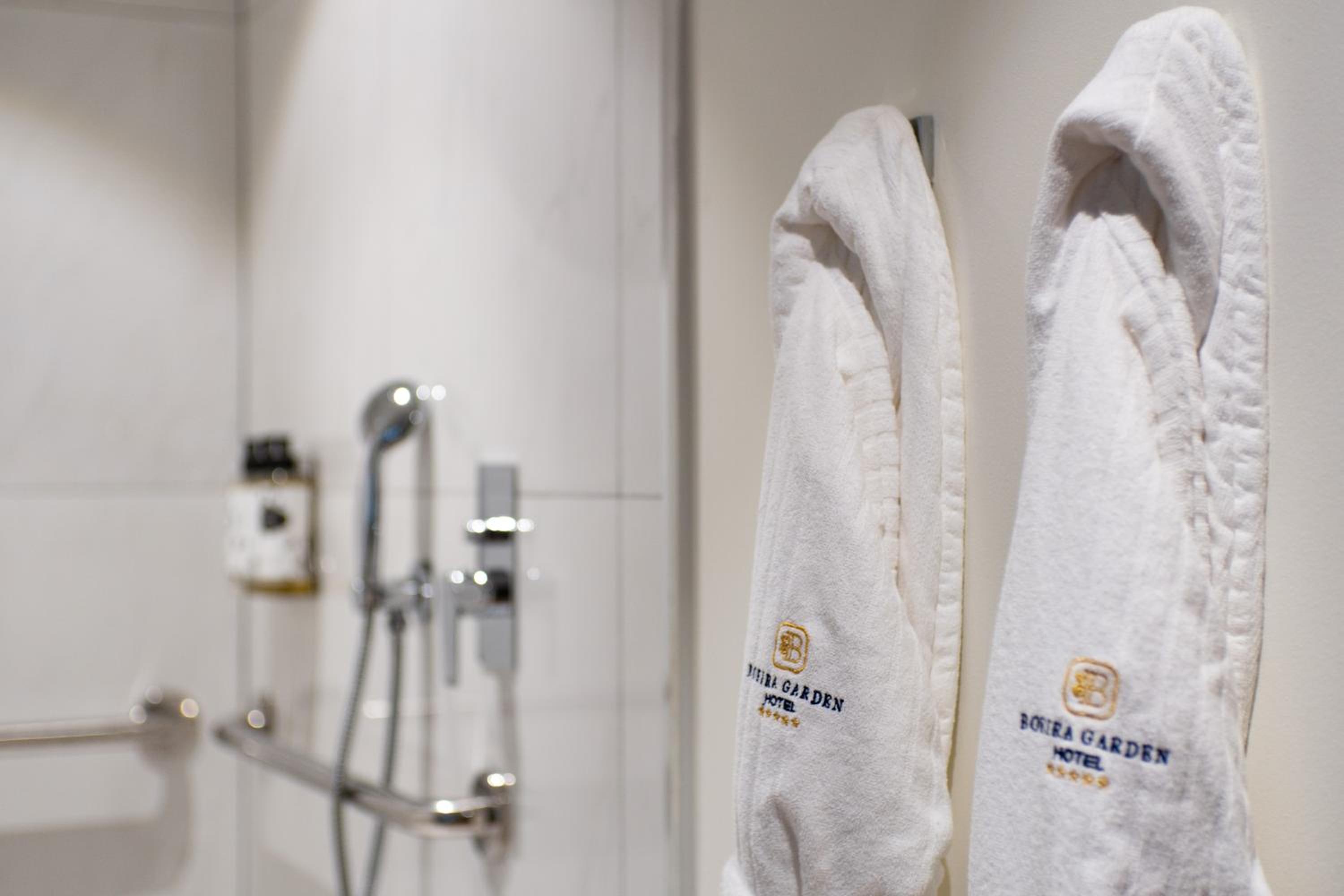 Deluxe King Room - Mobility Accessible - Photo 9