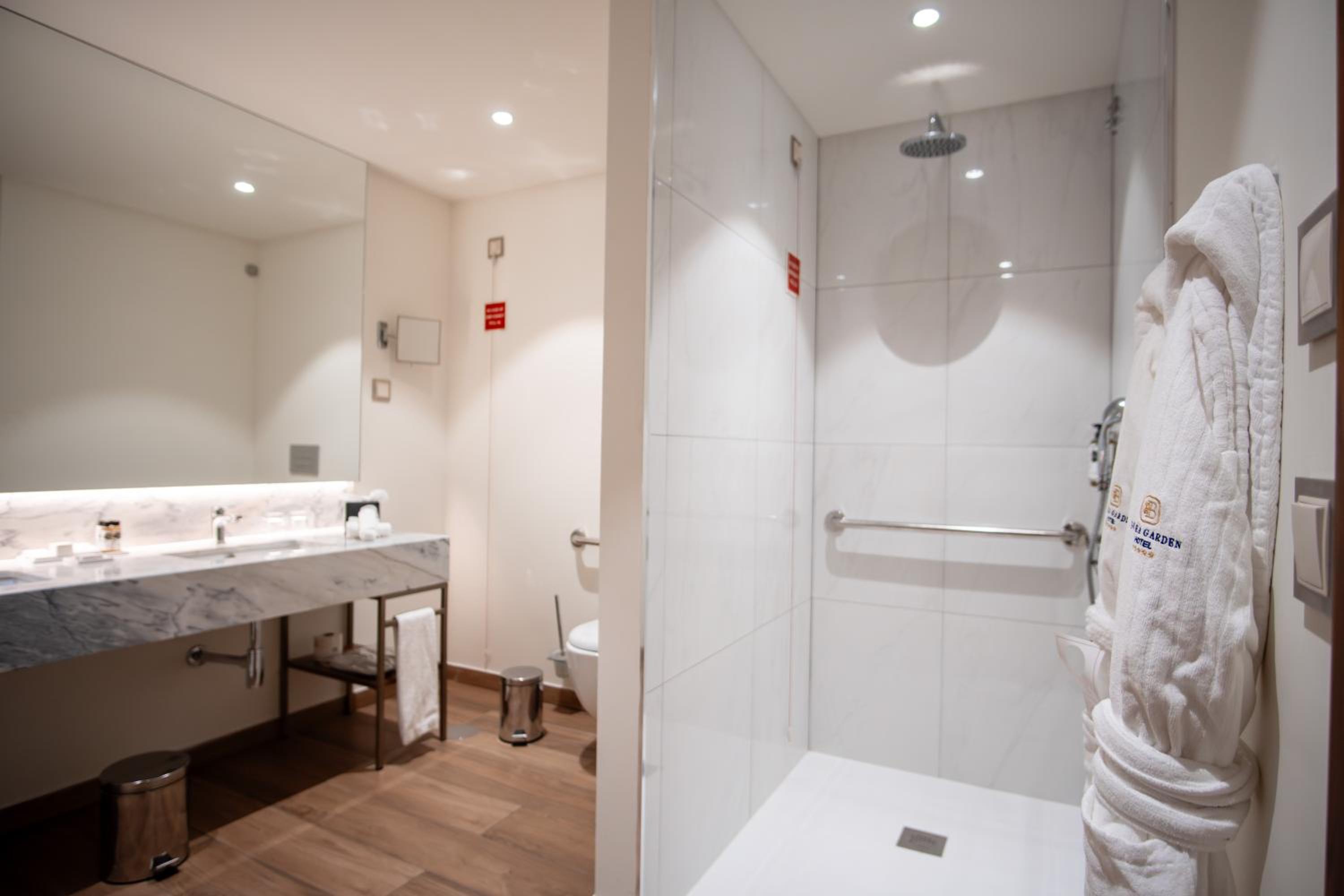 Deluxe King Room - Mobility Accessible - Photo 8