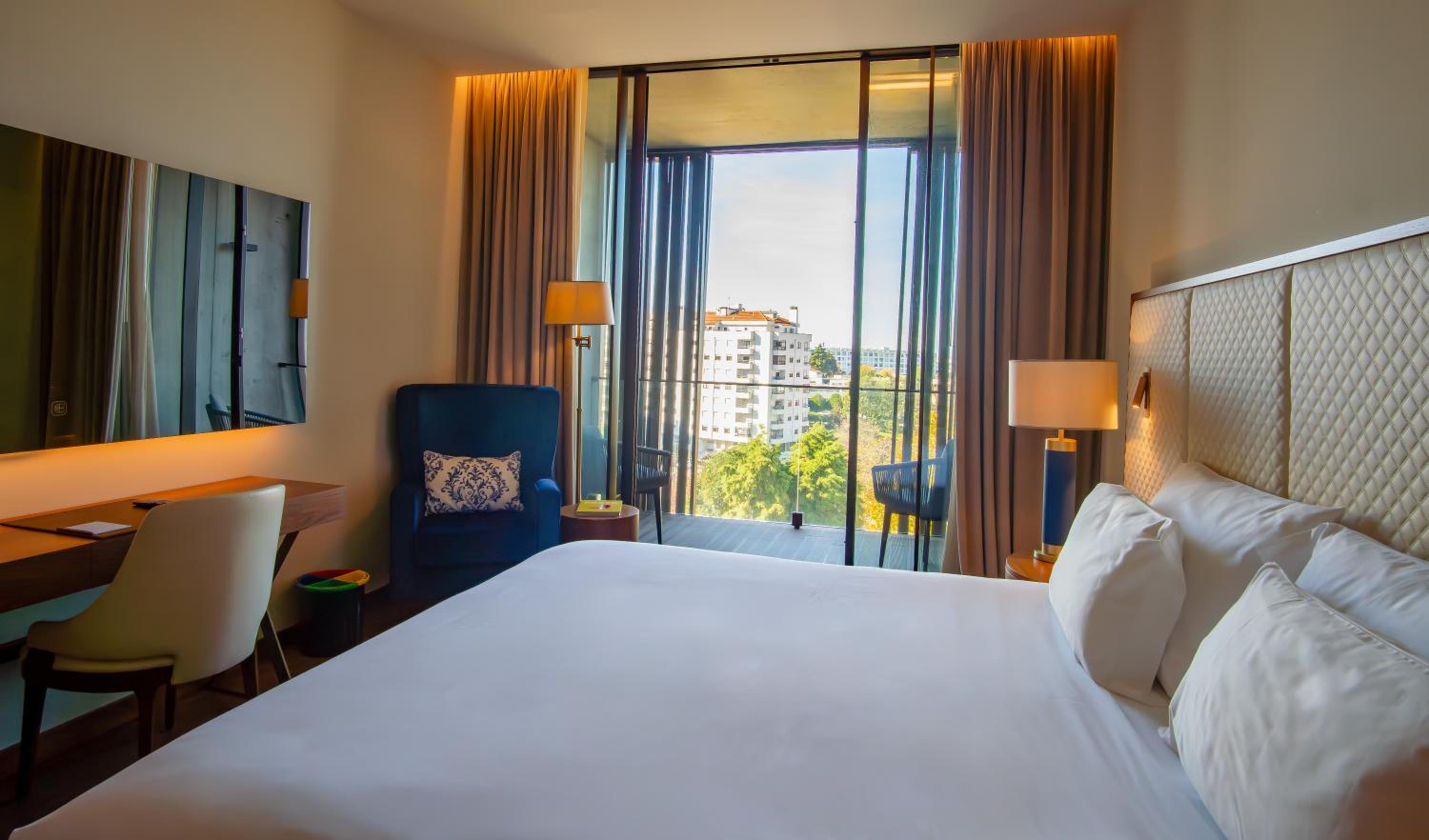 Superior King Room with Balcony - Photo 7