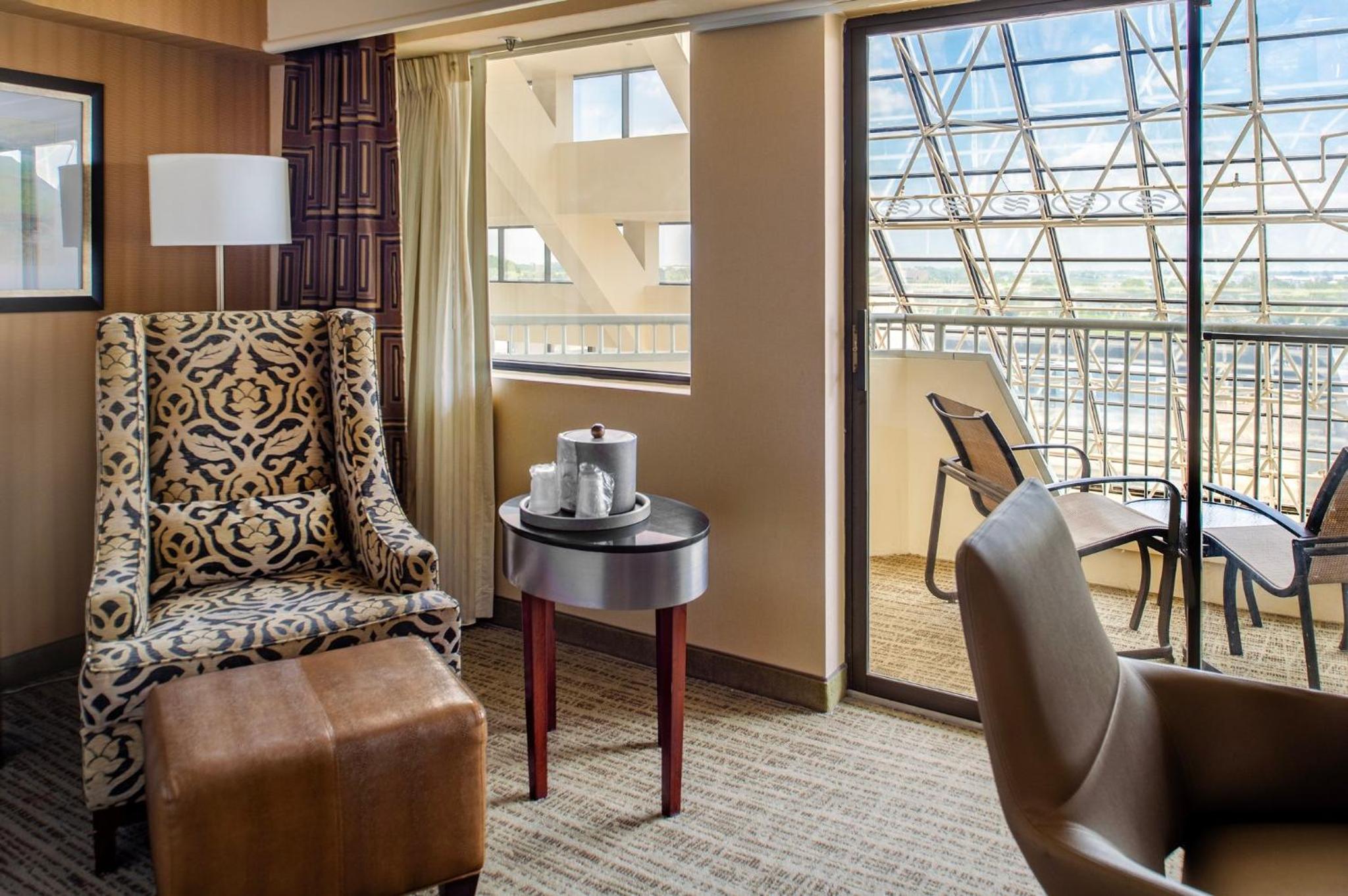 King Room with Balcony - Non-Smoking - Photo 2