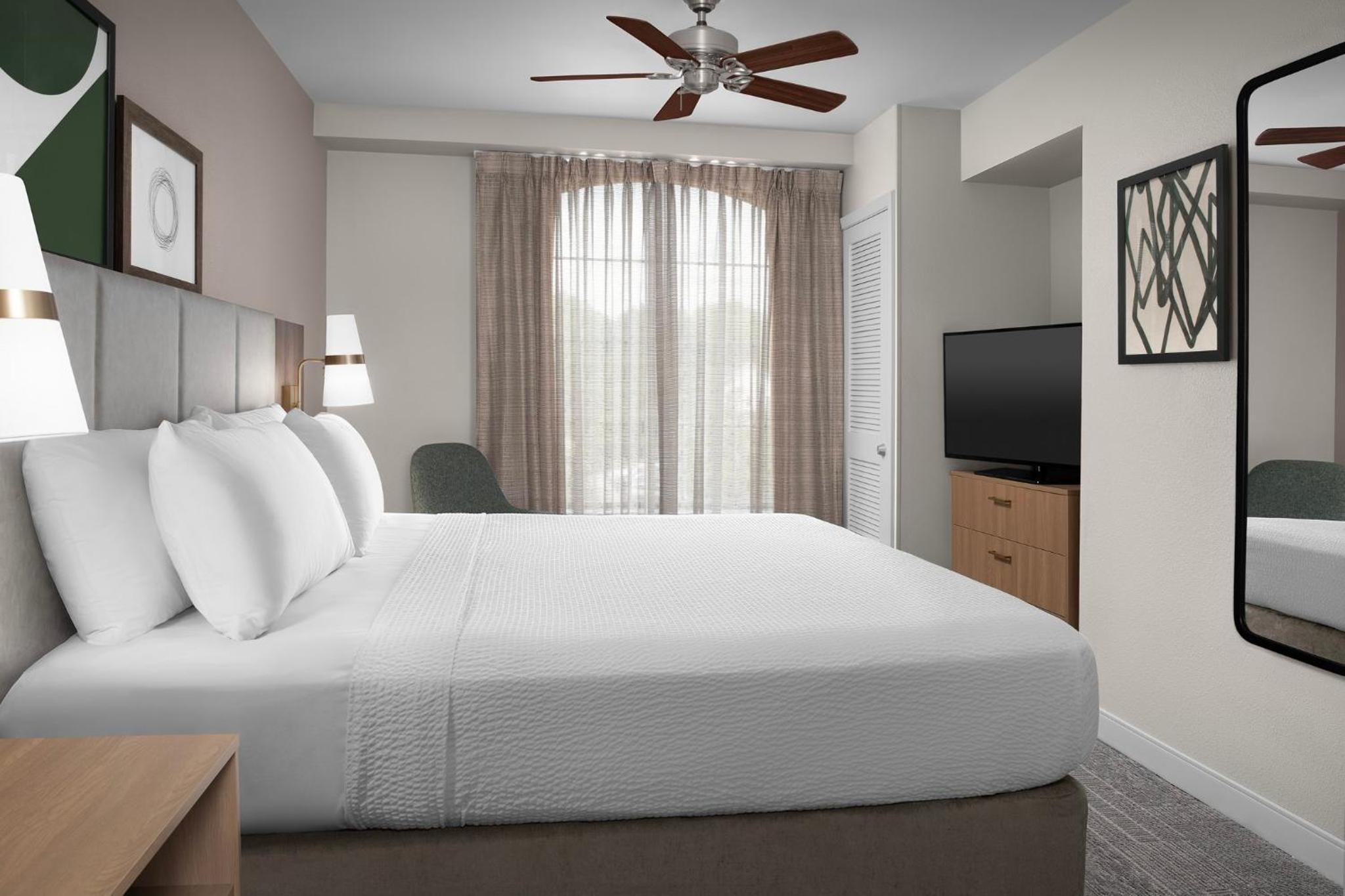 One-Bedroom King Suite - Photo 6