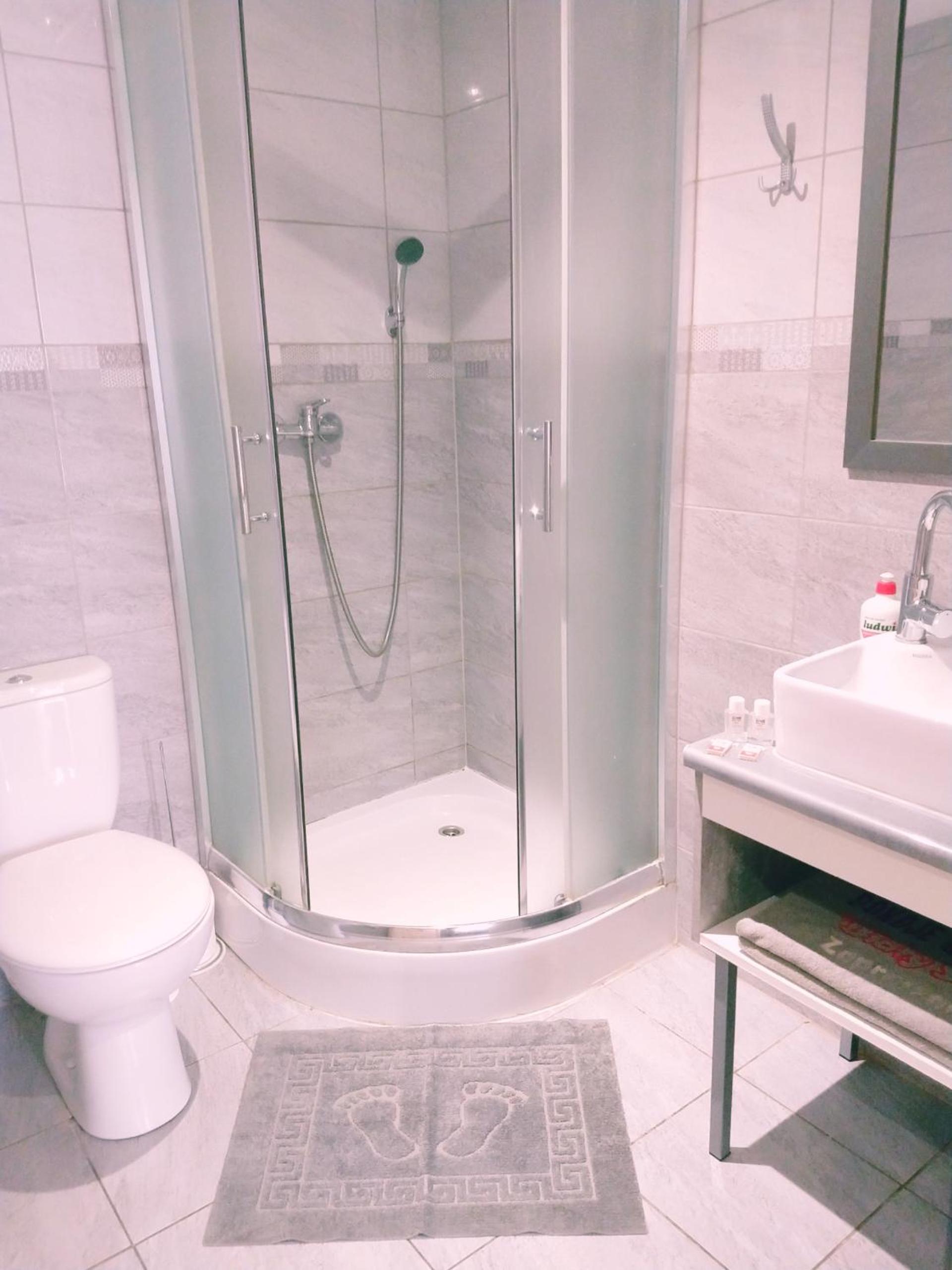 Twin Room with Bathroom photo 2