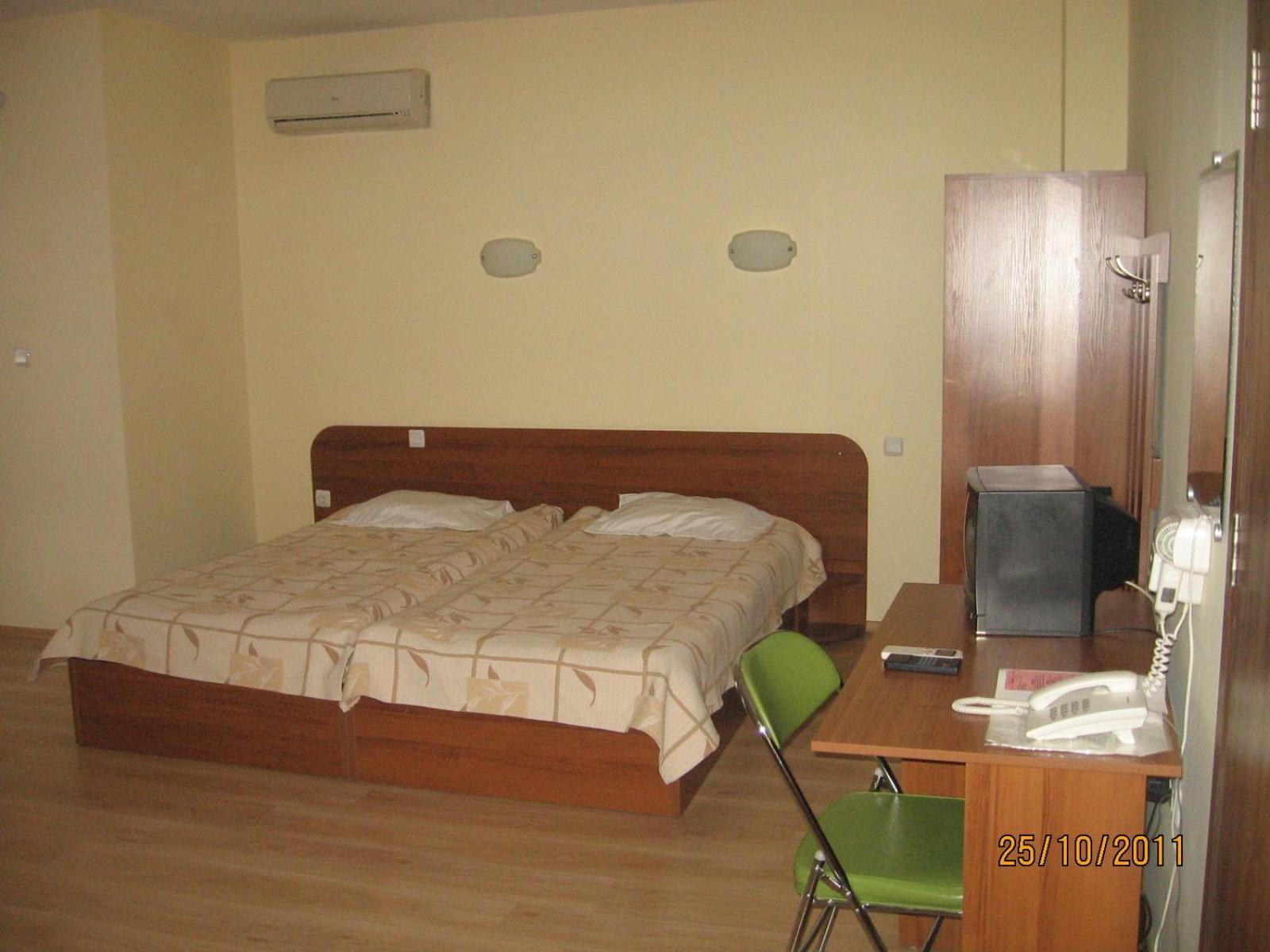 Double Room (2 Adults + 1 Child ) - Photo 4