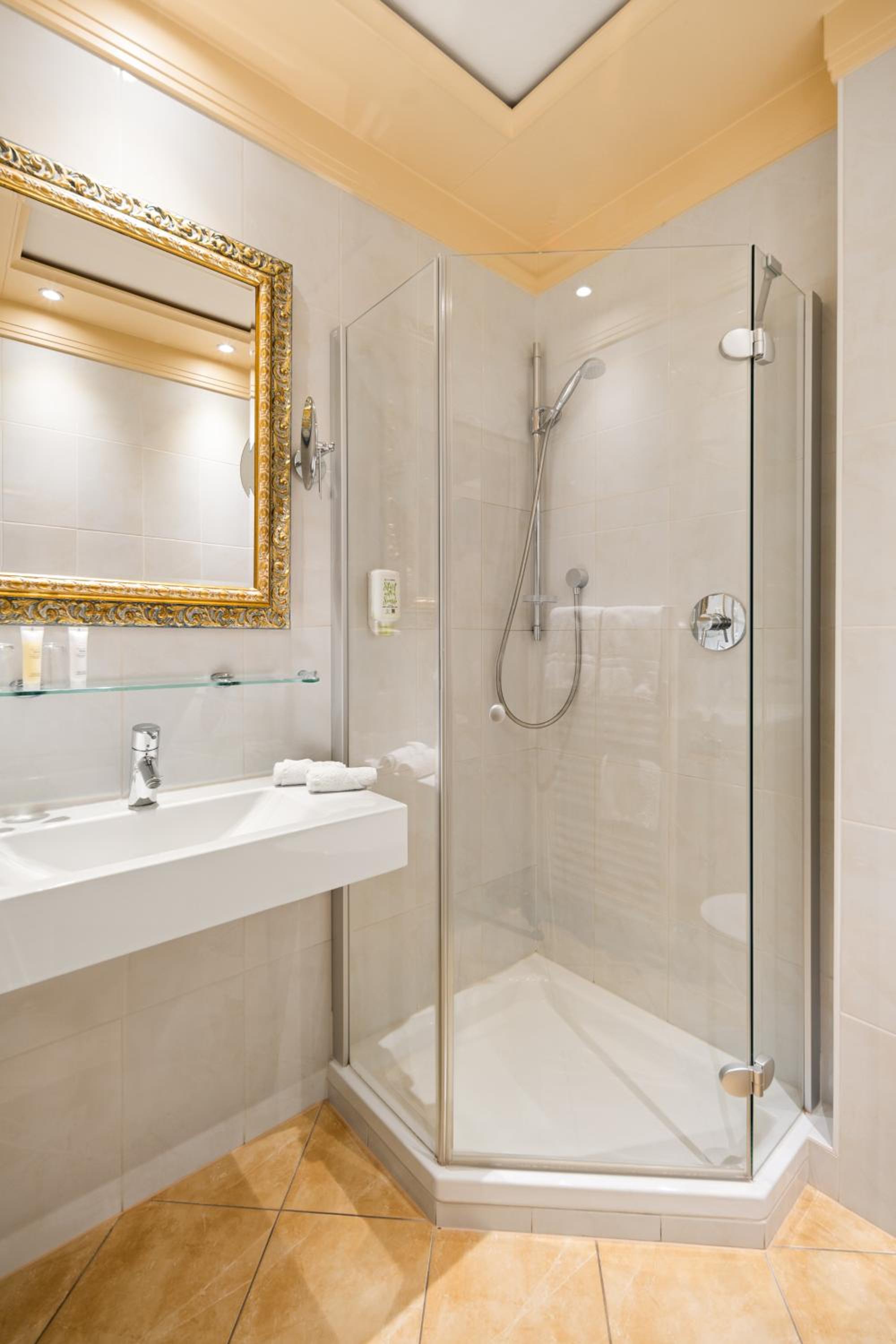 Budget Double Room - Photo 2