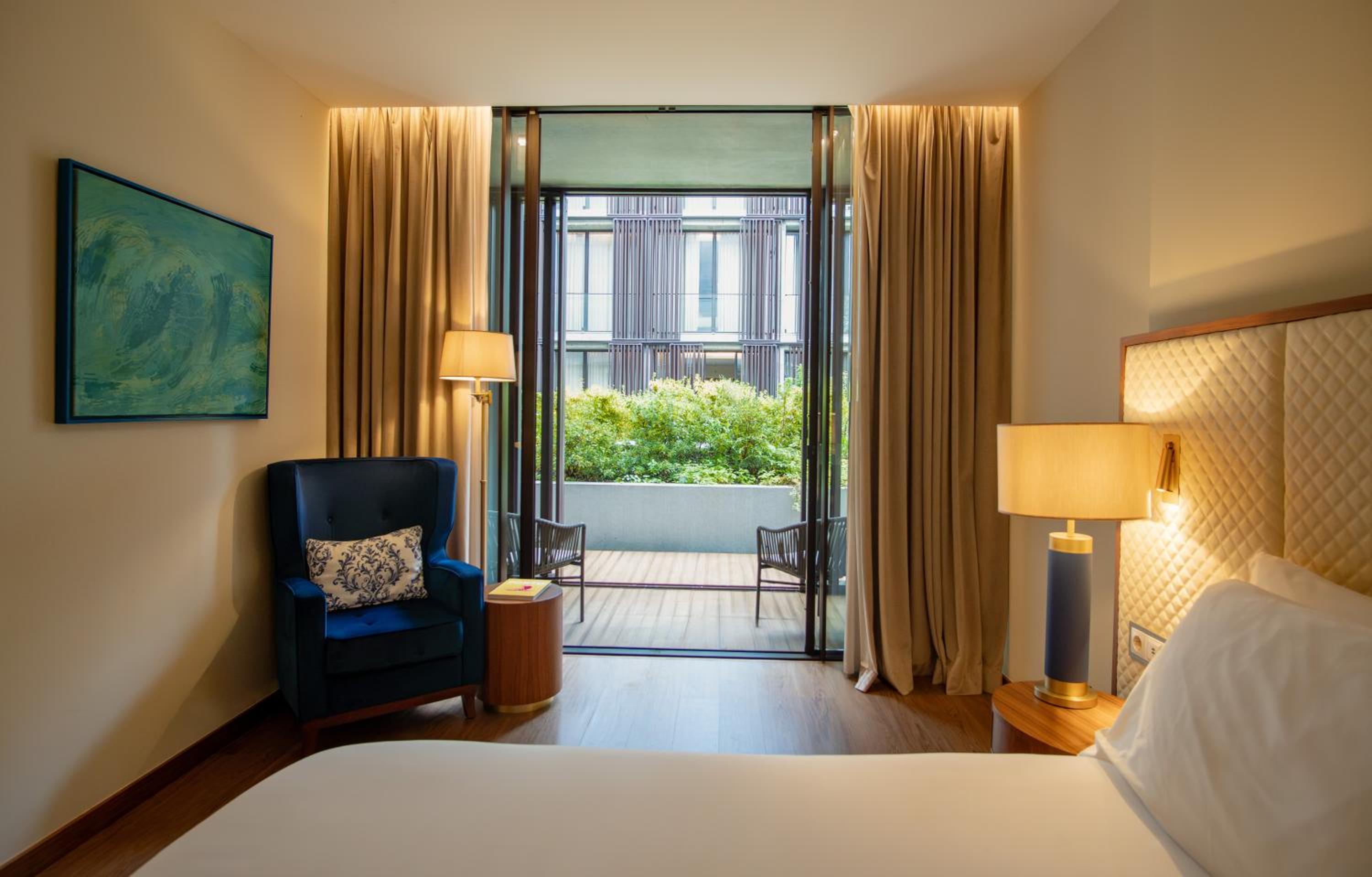 Premium King Room with Balcony - Photo 6