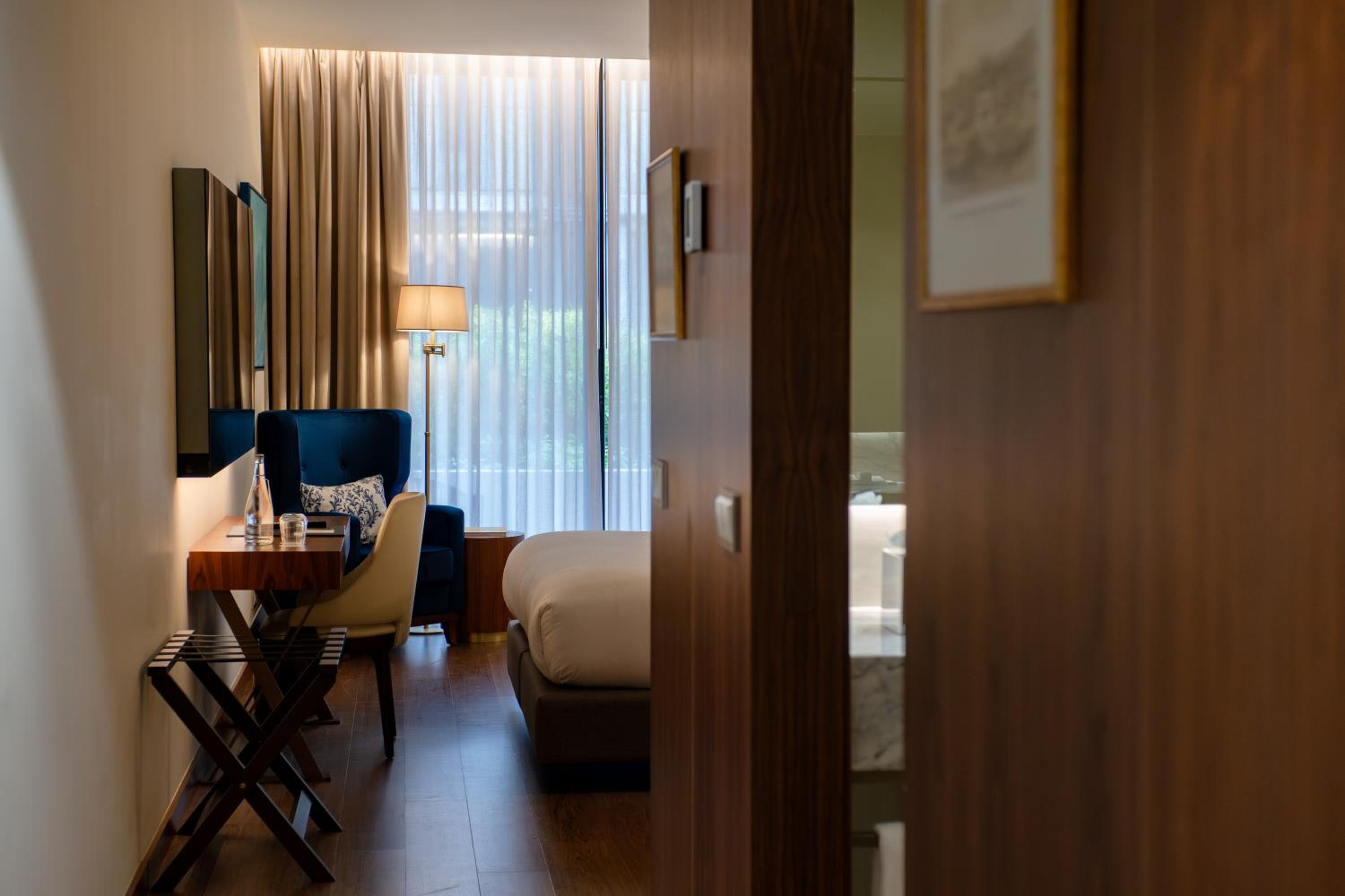 Premium King Room with Balcony - Photo 7