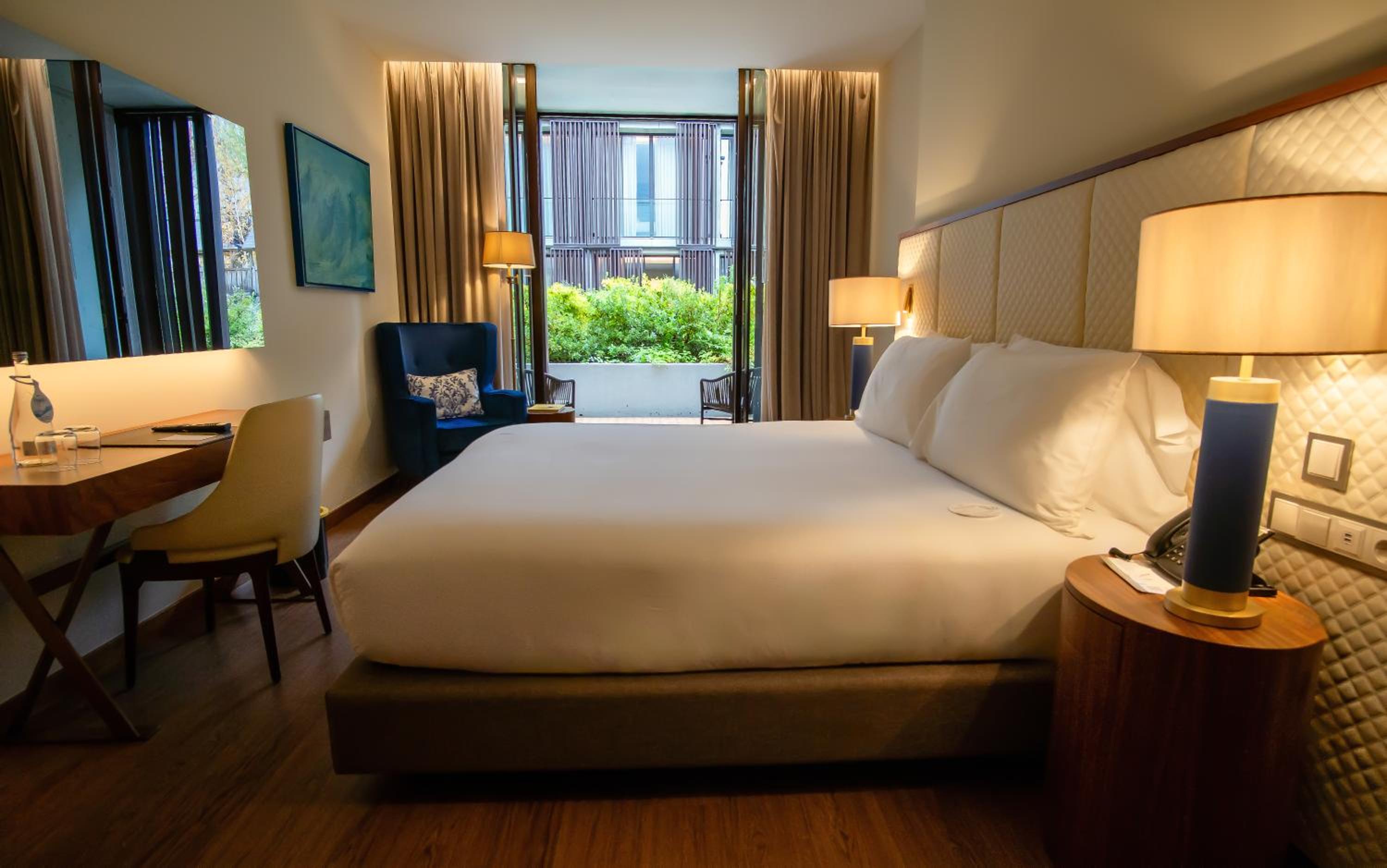 Premium King Room with Balcony - Photo 9