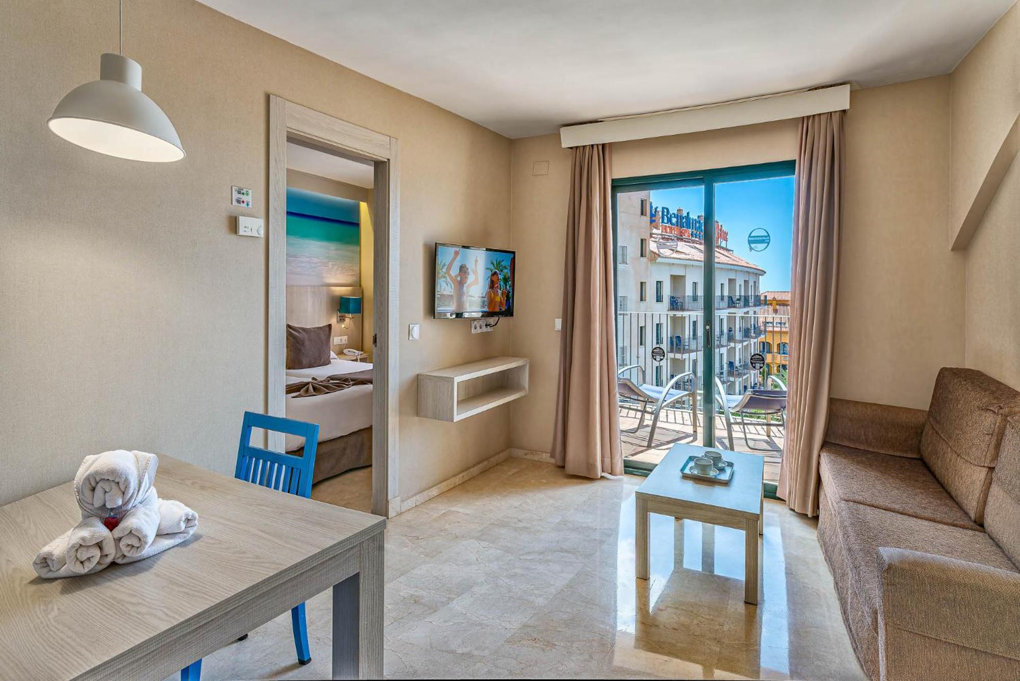 One bedroom apartment Pool view (2 adults + 1 child) - Photo 1