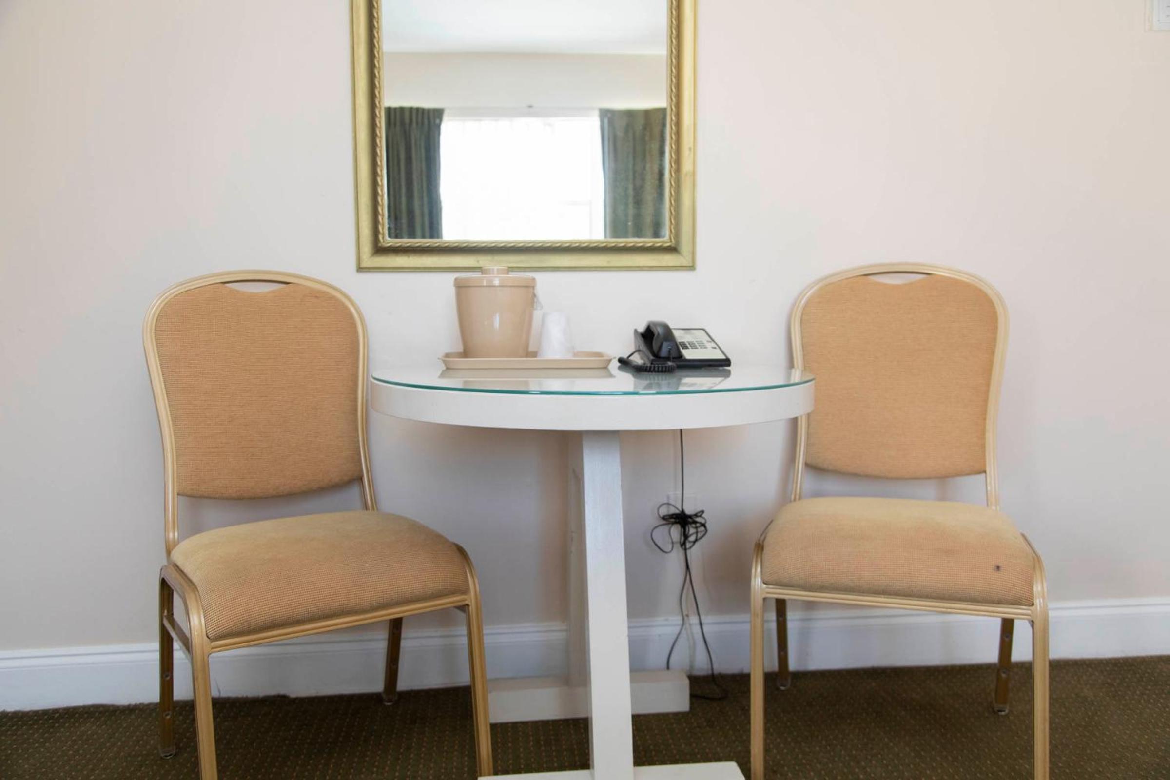 Superior King with Kitchenette- Free Parking - Photo 10