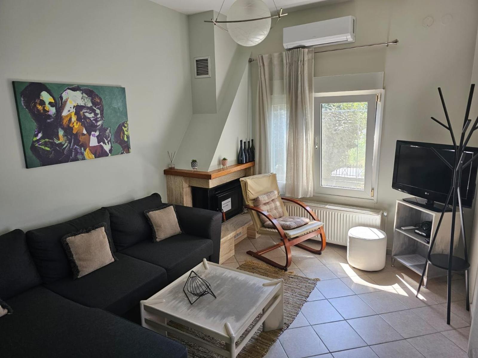 One-Bedroom Apartment photo 1
