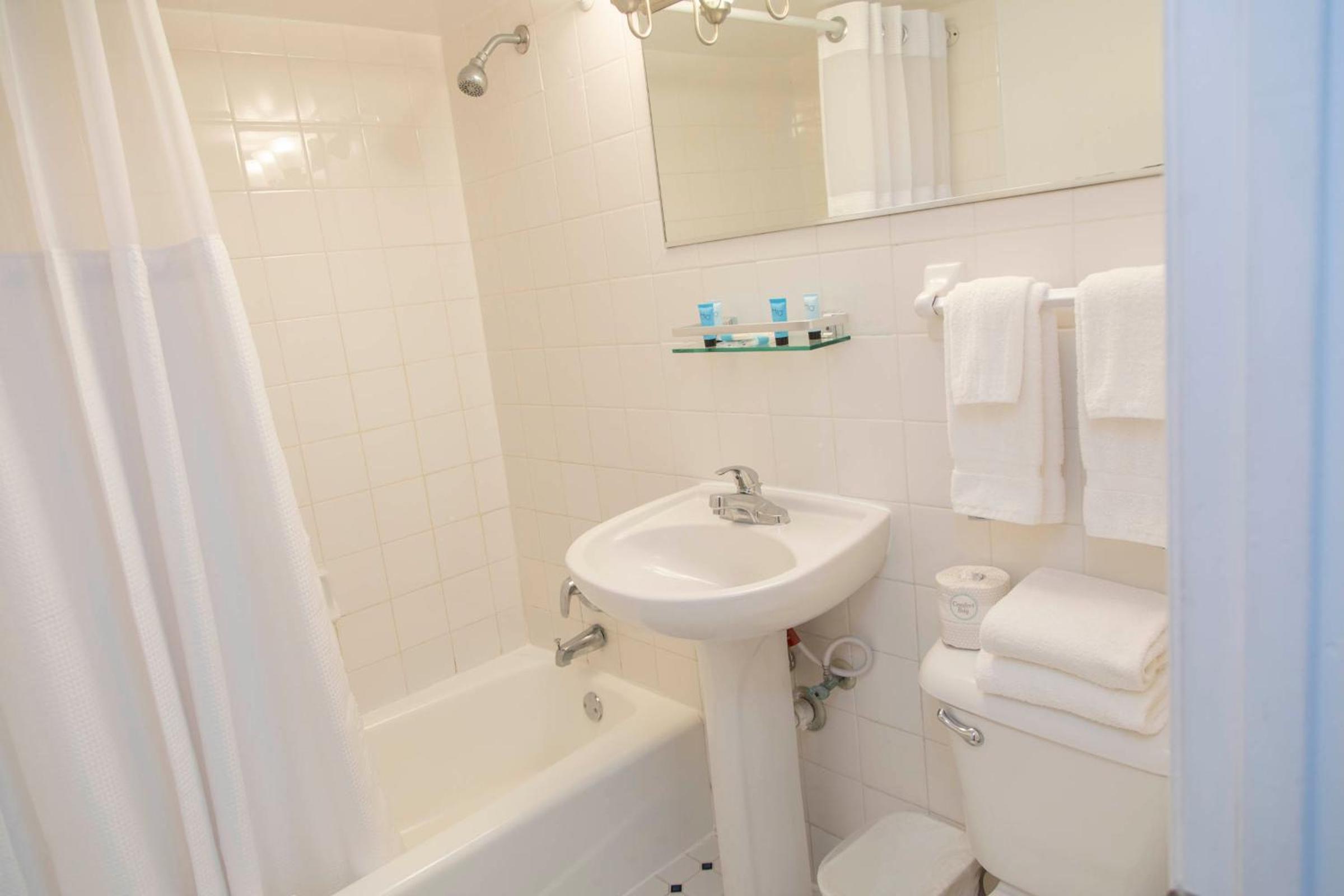 Standard Double Hotel Room with Two Double Beds - Free Parking - Photo 3