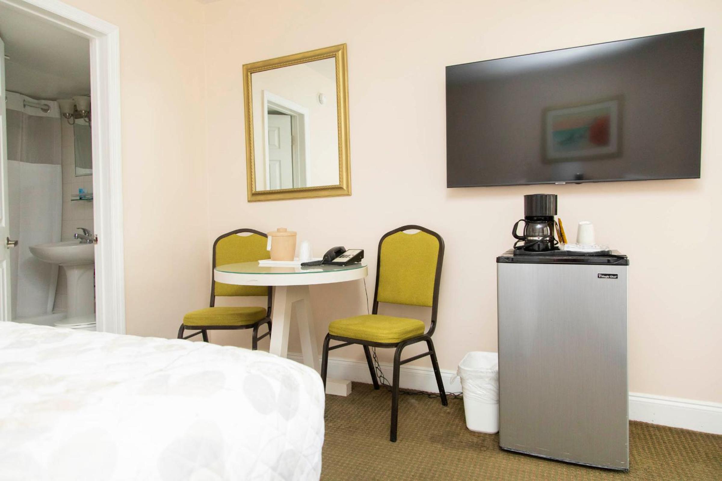 Standard Double Hotel Room with Two Double Beds - Free Parking - Photo 9