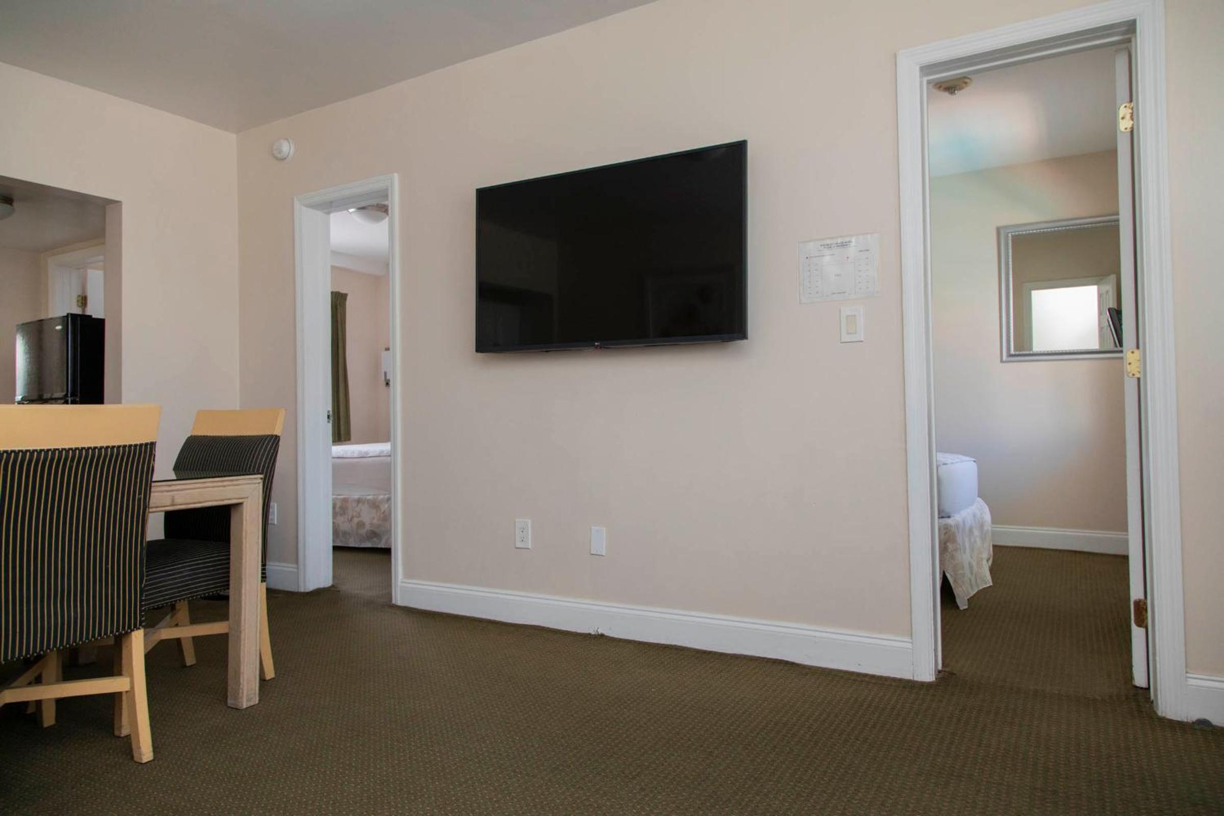 Two-Bedroom Suite - Free Parking - Photo 14