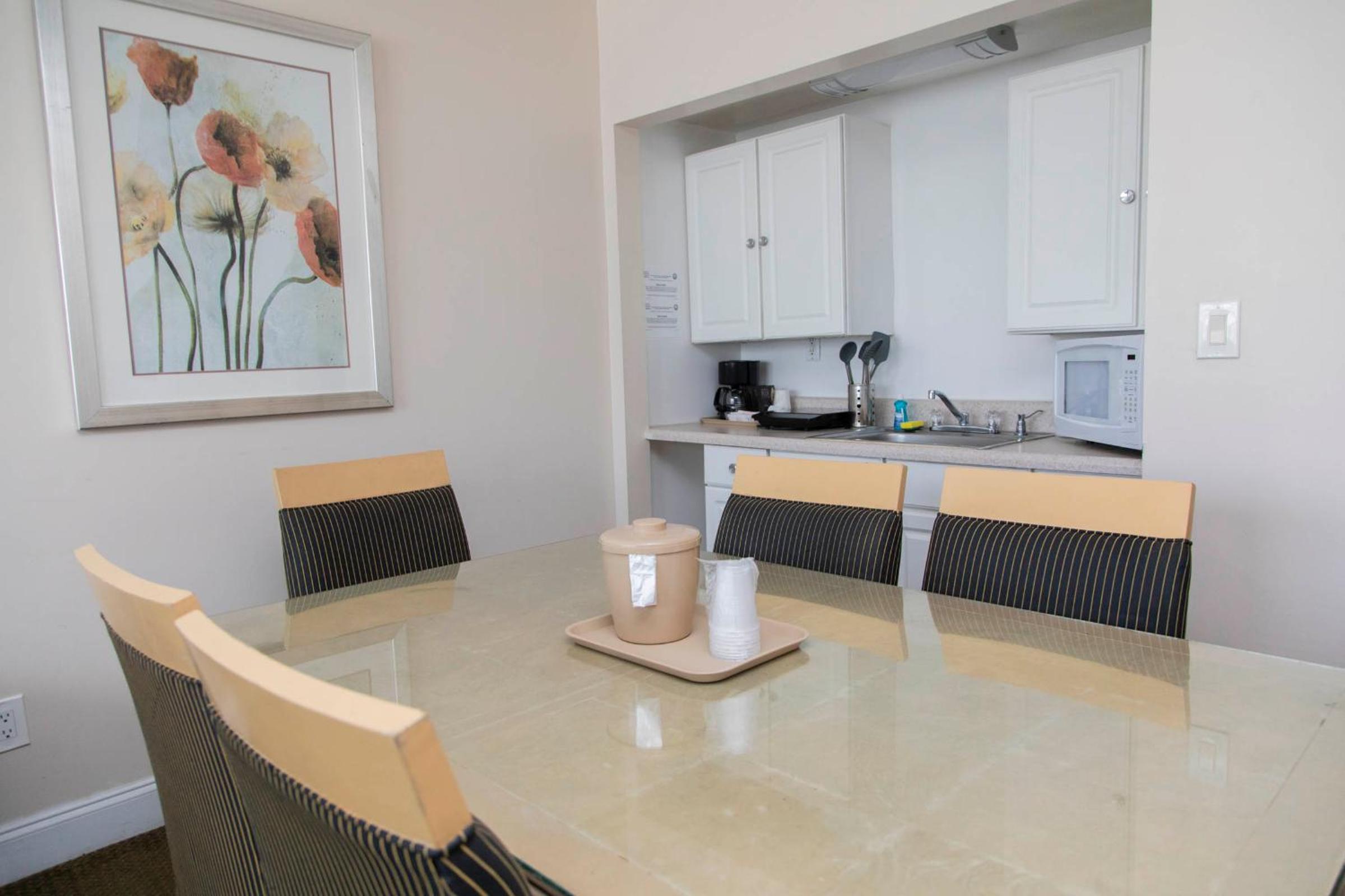 Two-Bedroom Suite - Free Parking - Photo 15