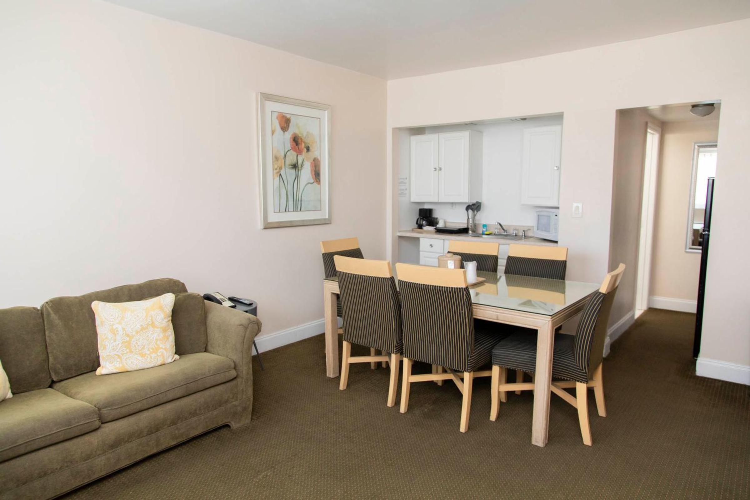 Two-Bedroom Suite - Free Parking - Photo 16